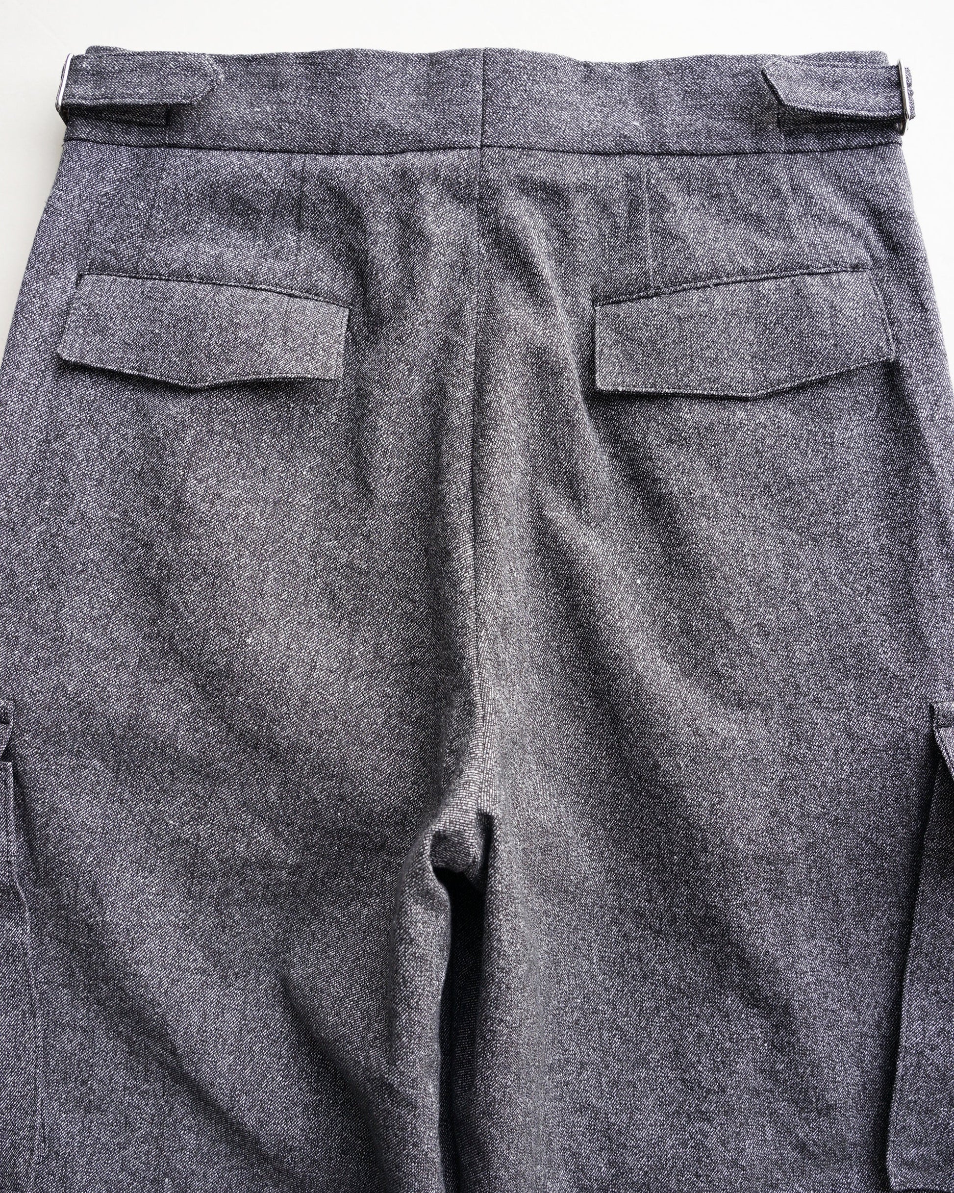 クロスタックカーゴ　背面　　ウエスト部分　ブラックネイビー