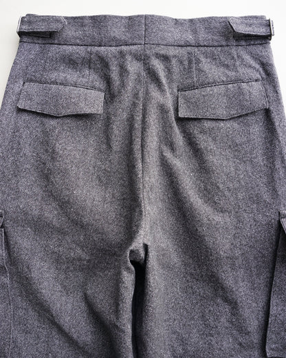 クロスタックカーゴ　背面　　ウエスト部分　ブラックネイビー