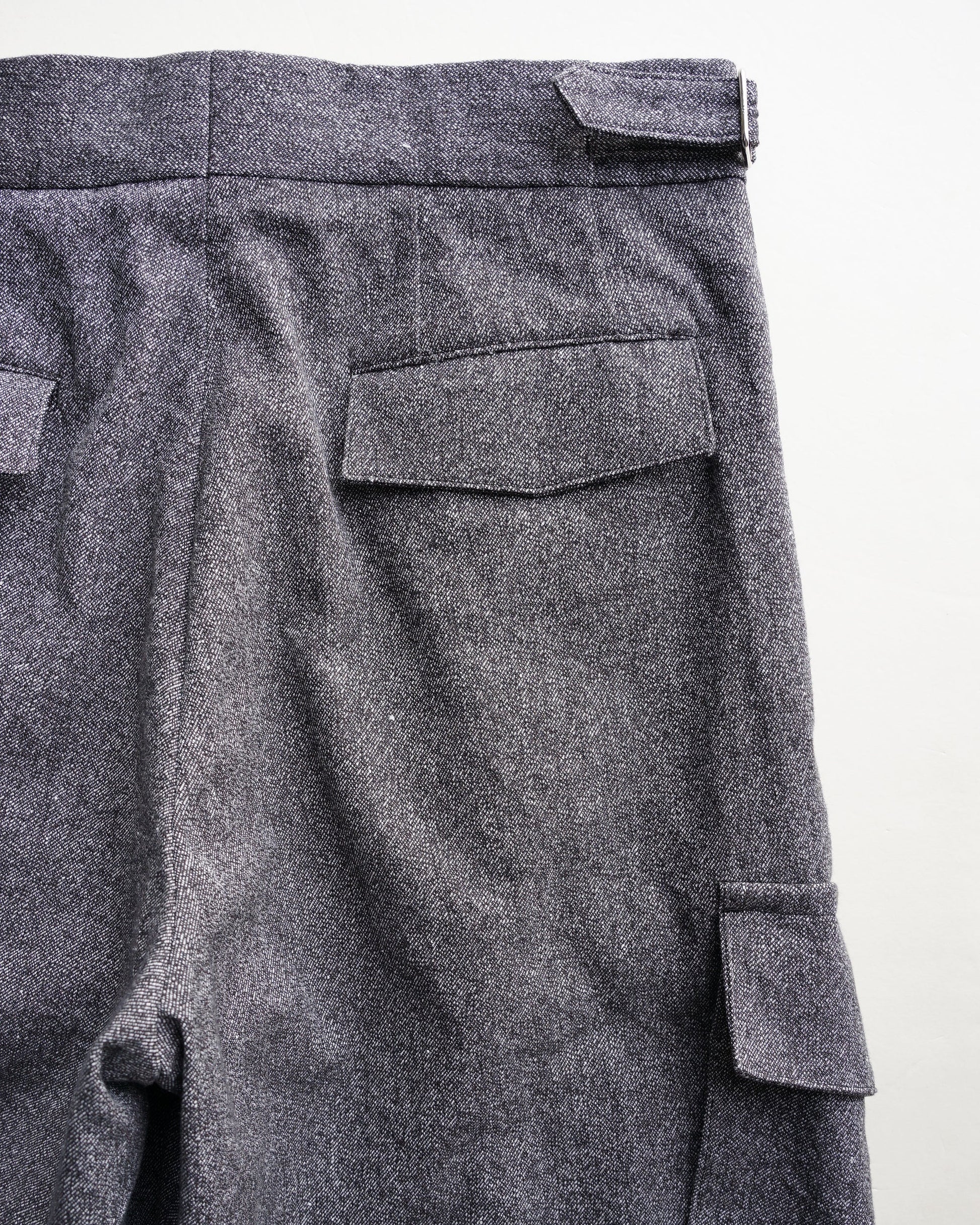 クロスタックカーゴ　背面　ウエスト部分　ブラックネイビー