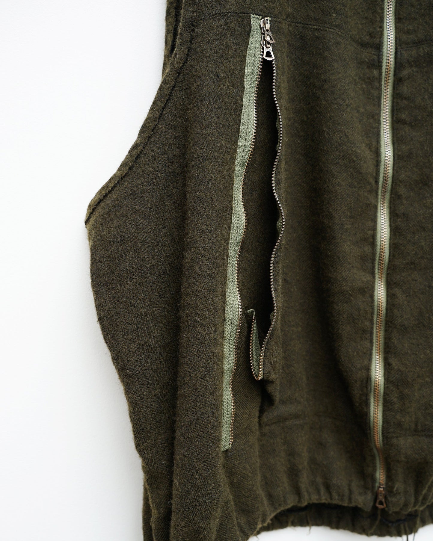 フラワーベスト　moss 　ポケットのファスナーが蛇行している状態