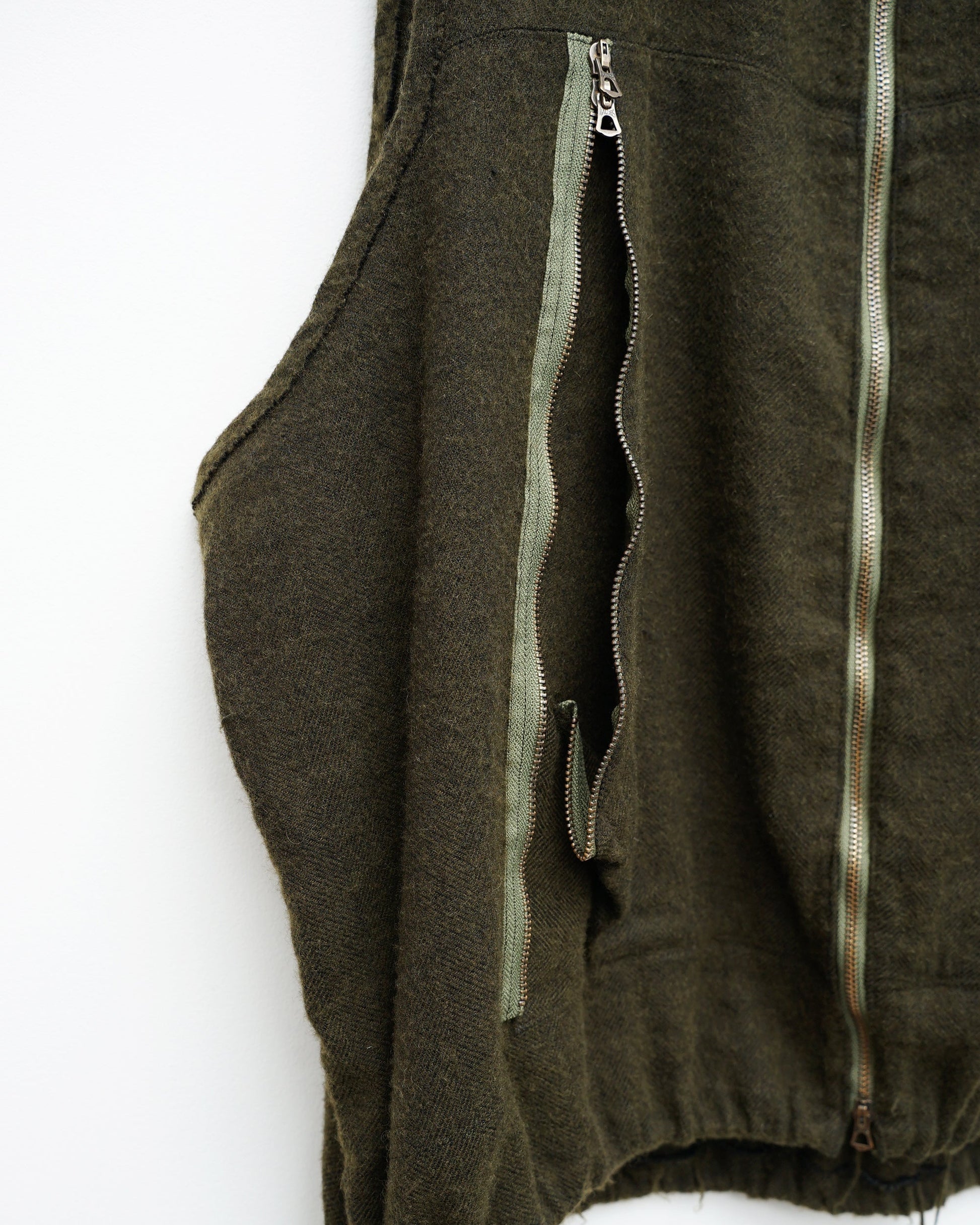 フラワーベスト　moss 　ポケットのファスナーが蛇行している状態