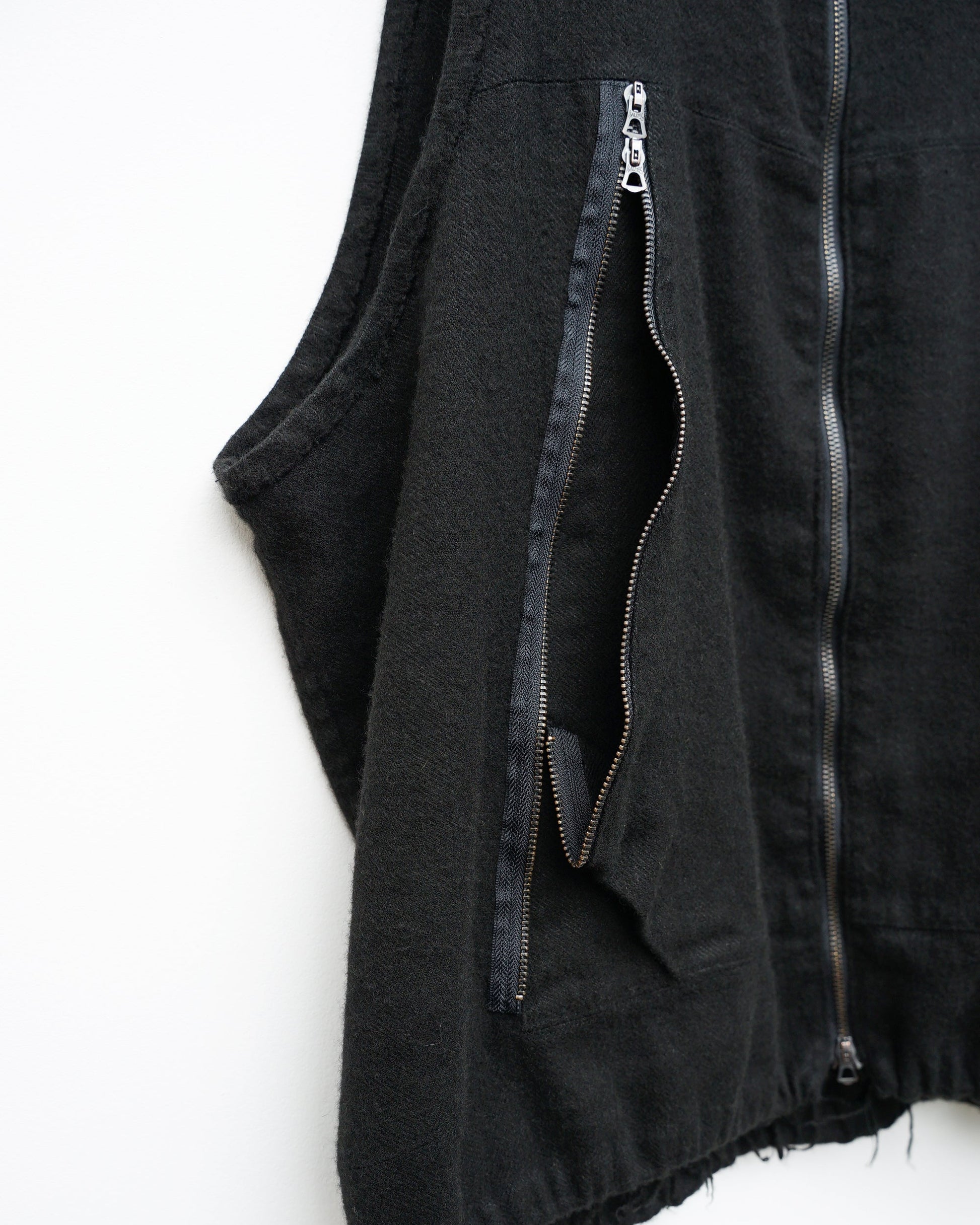 フラワーベスト　black  ポケット部分のファスナーが蛇行した状態