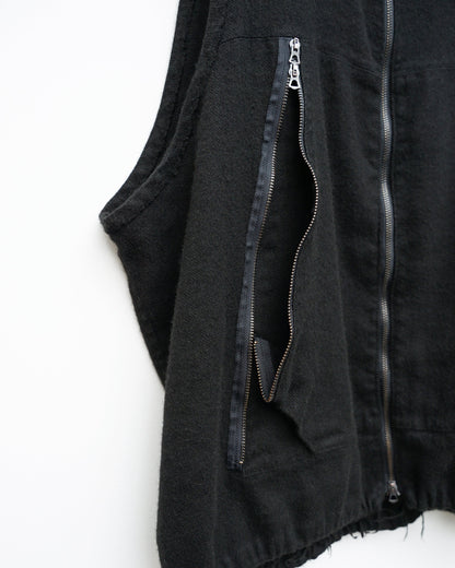 フラワーベスト　black  ポケット部分のファスナーが蛇行した状態