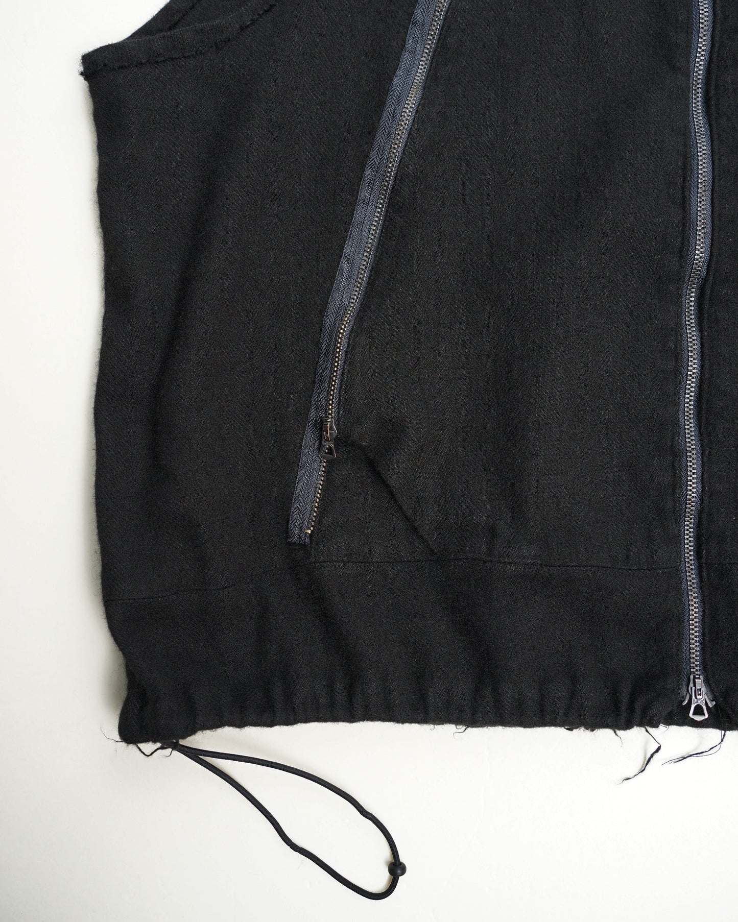 フラワーベスト　black  裾のダメージ部分