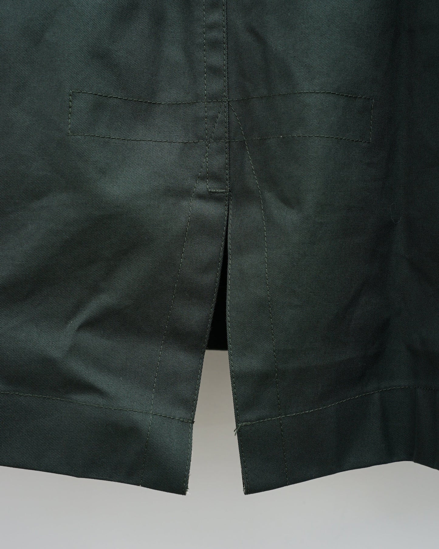 裾のスリット部分