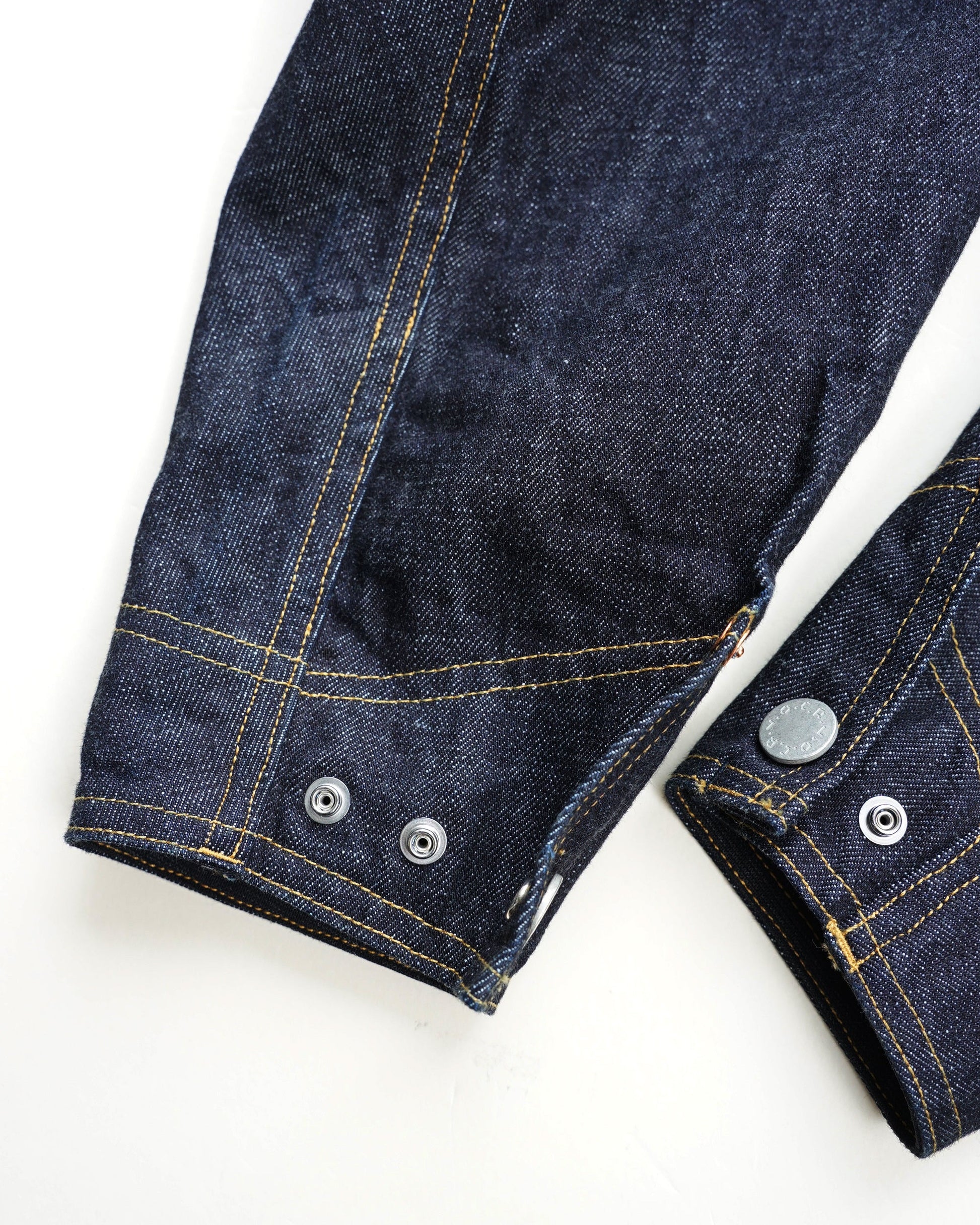 袖口のスナップボタン