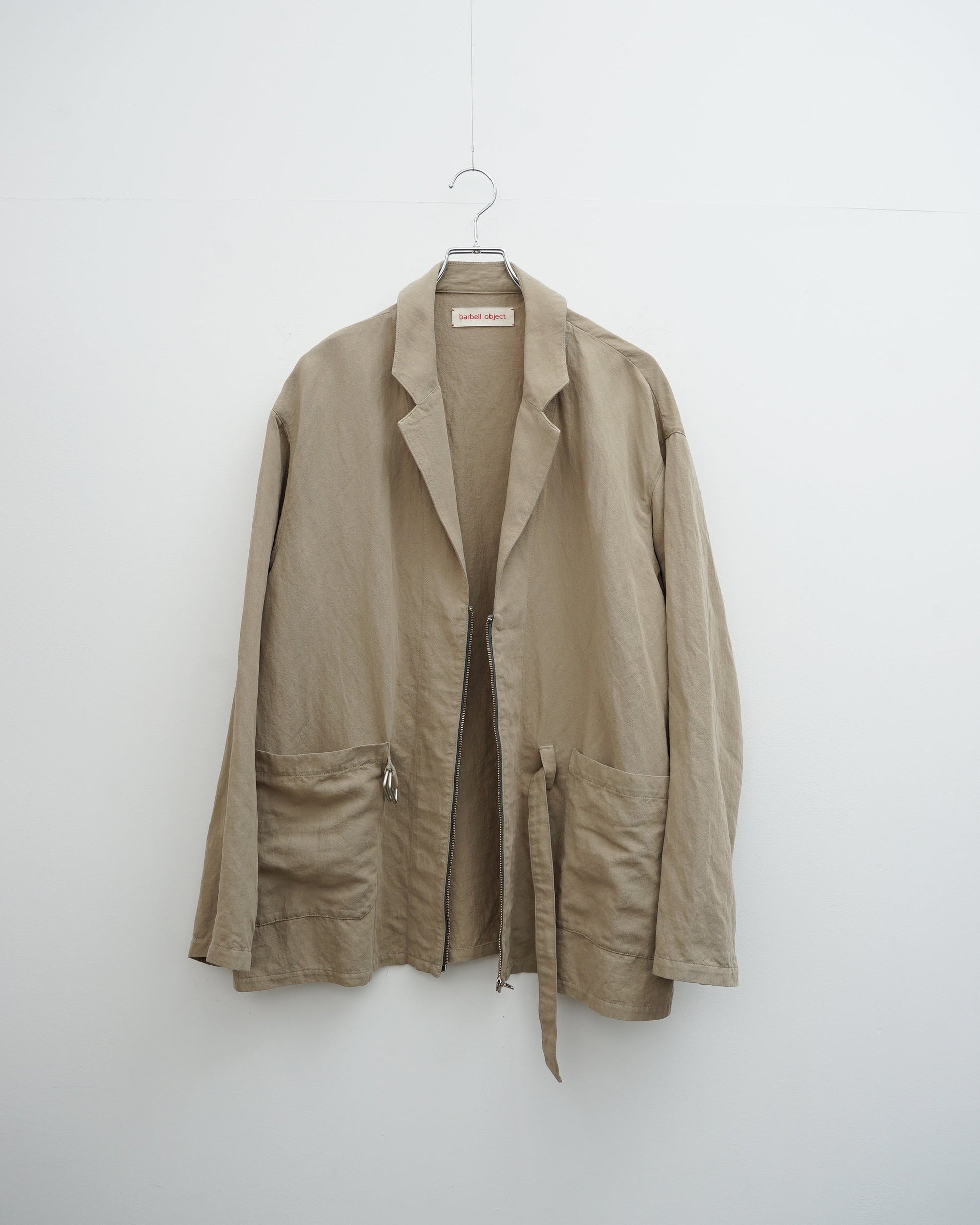 barbell object　バーベルオブジェクト　belted jkt ベルテッドジャケット　ファスナーを開けた状態 　正面　beige