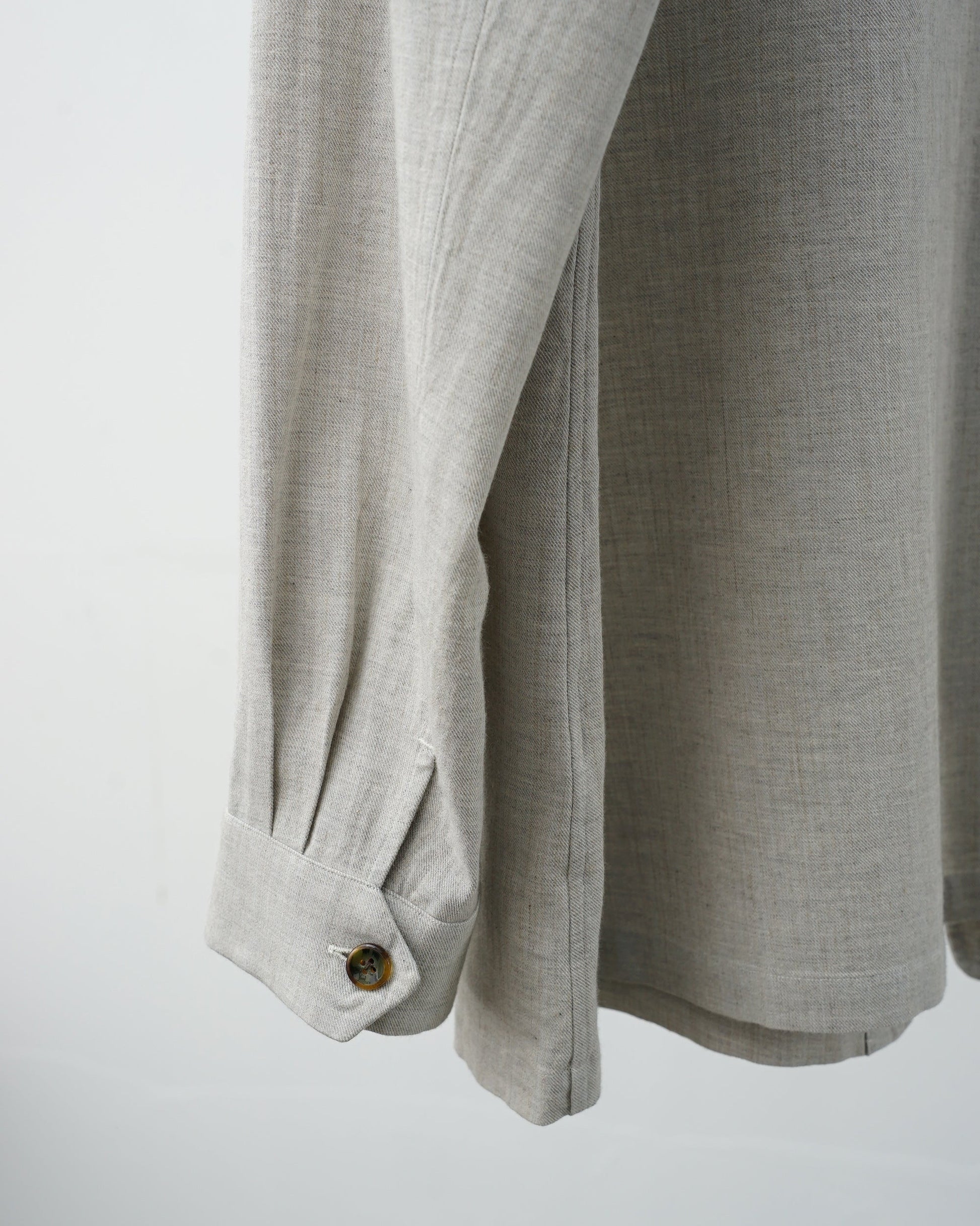 Aquellos Ojos Verdes アケヨス　オホス　ヴェルデス　Colonial shirt jacket　コロニアルシャツジャケット　グレー　袖口のタック　ボタン