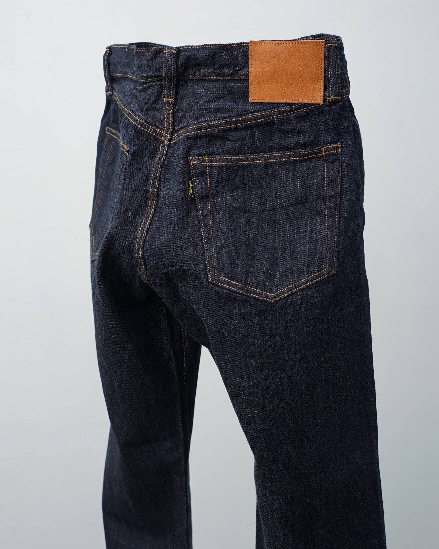 AUBERGE オーベルジュ　CARIB XX　デニムパンツ　海島綿　カリビンアンシーアイランドコットン　背面のシルエット　Indigo  