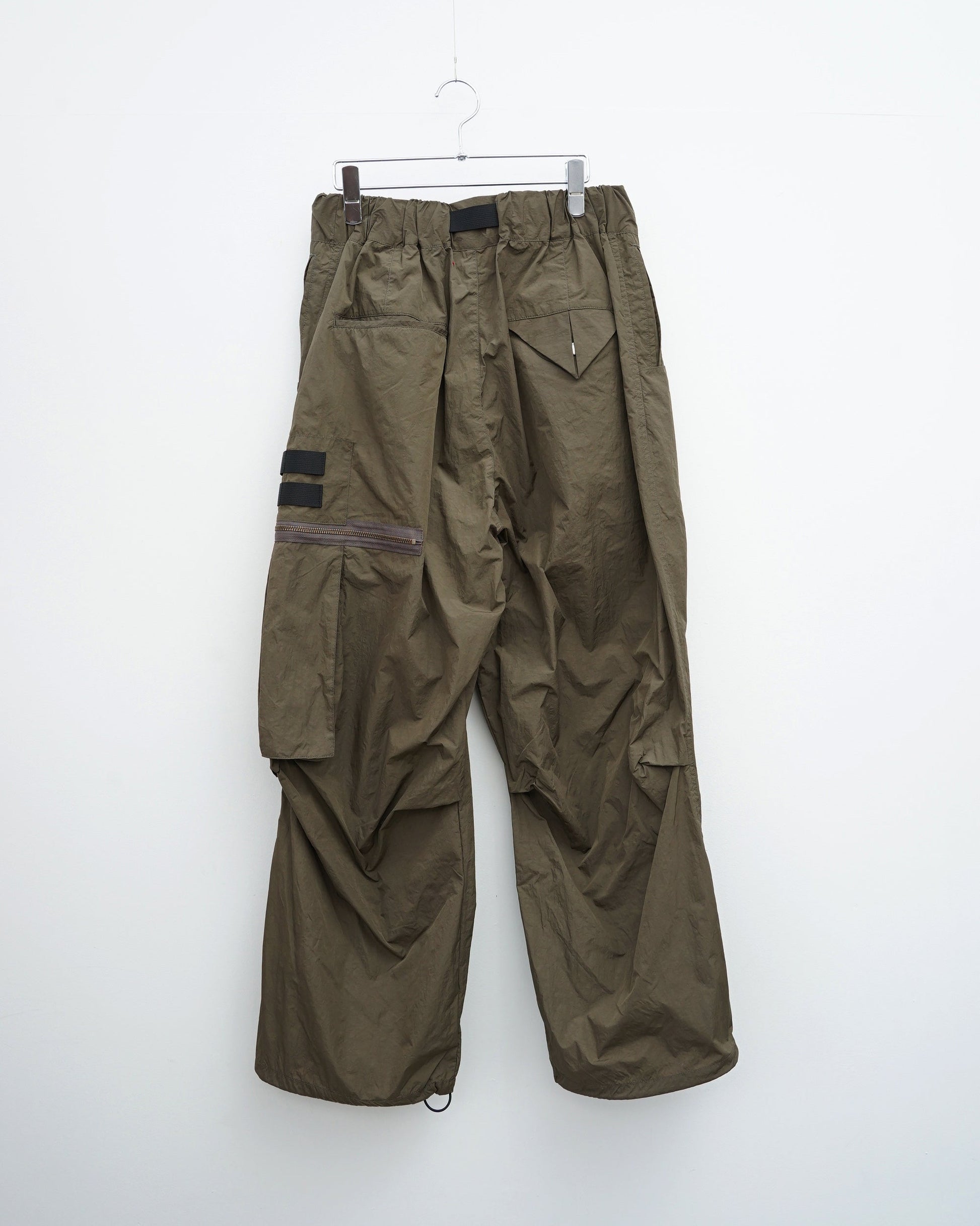 barbell object  バーベルオブジェクト　un sl pt　サルエルパンツ　ミリタリーパンツ　khaki 背面