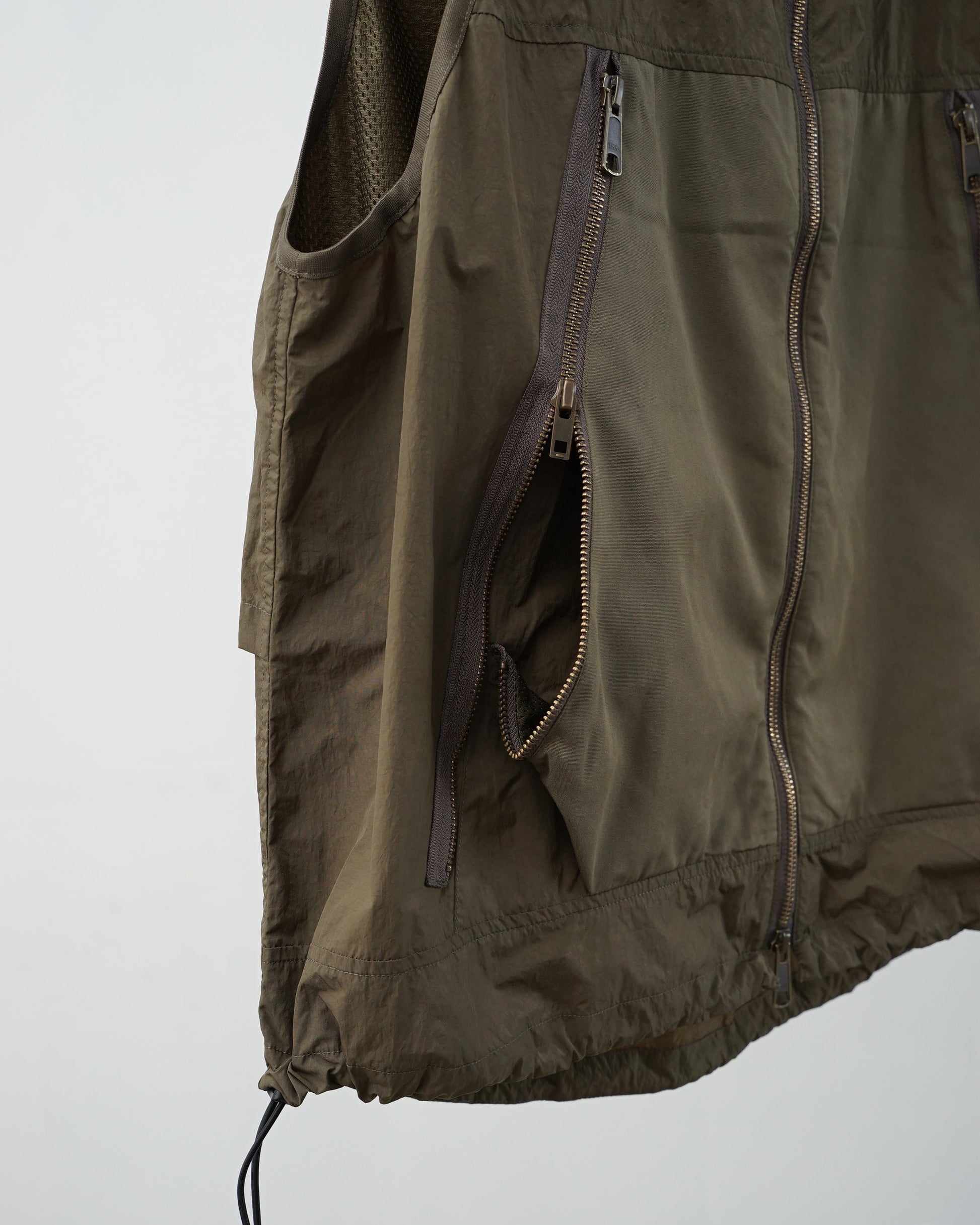 barbell object　バーベルオブジェクト　un vest 　ベスト　khaki  ポケットを開けた状態