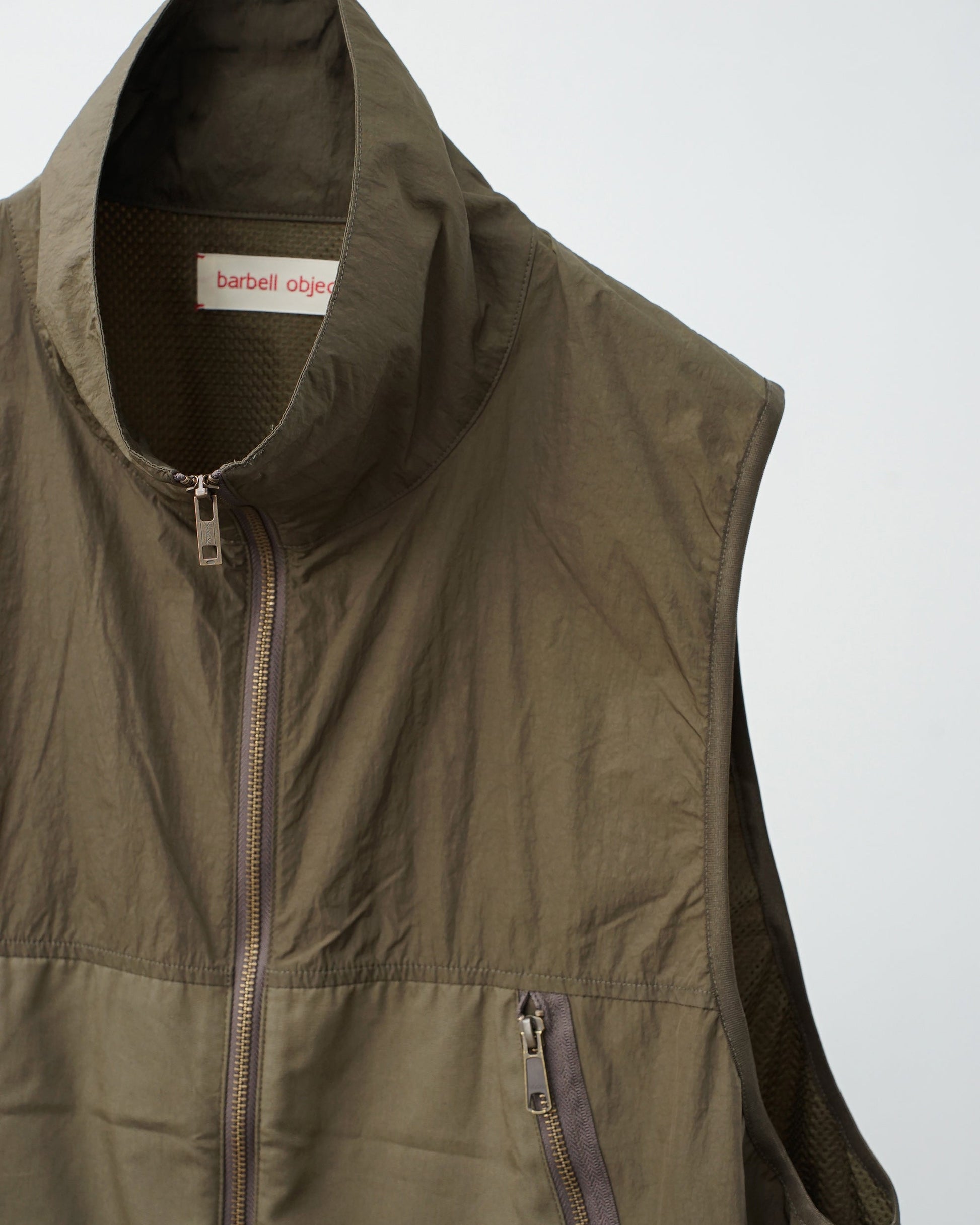barbell object　バーベルオブジェクト　un vest 　ベスト　khaki  襟の部分