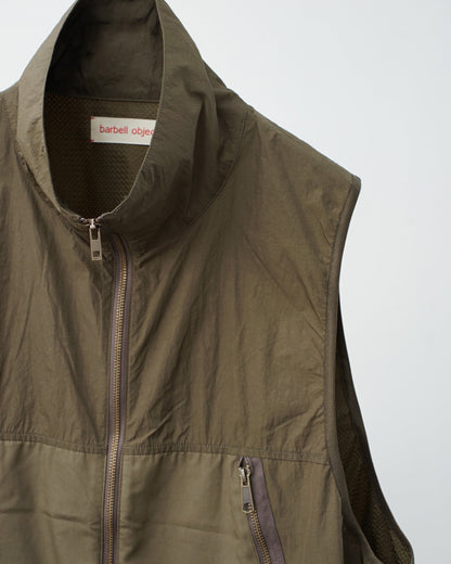 barbell object　バーベルオブジェクト　un vest 　ベスト　khaki  襟の部分