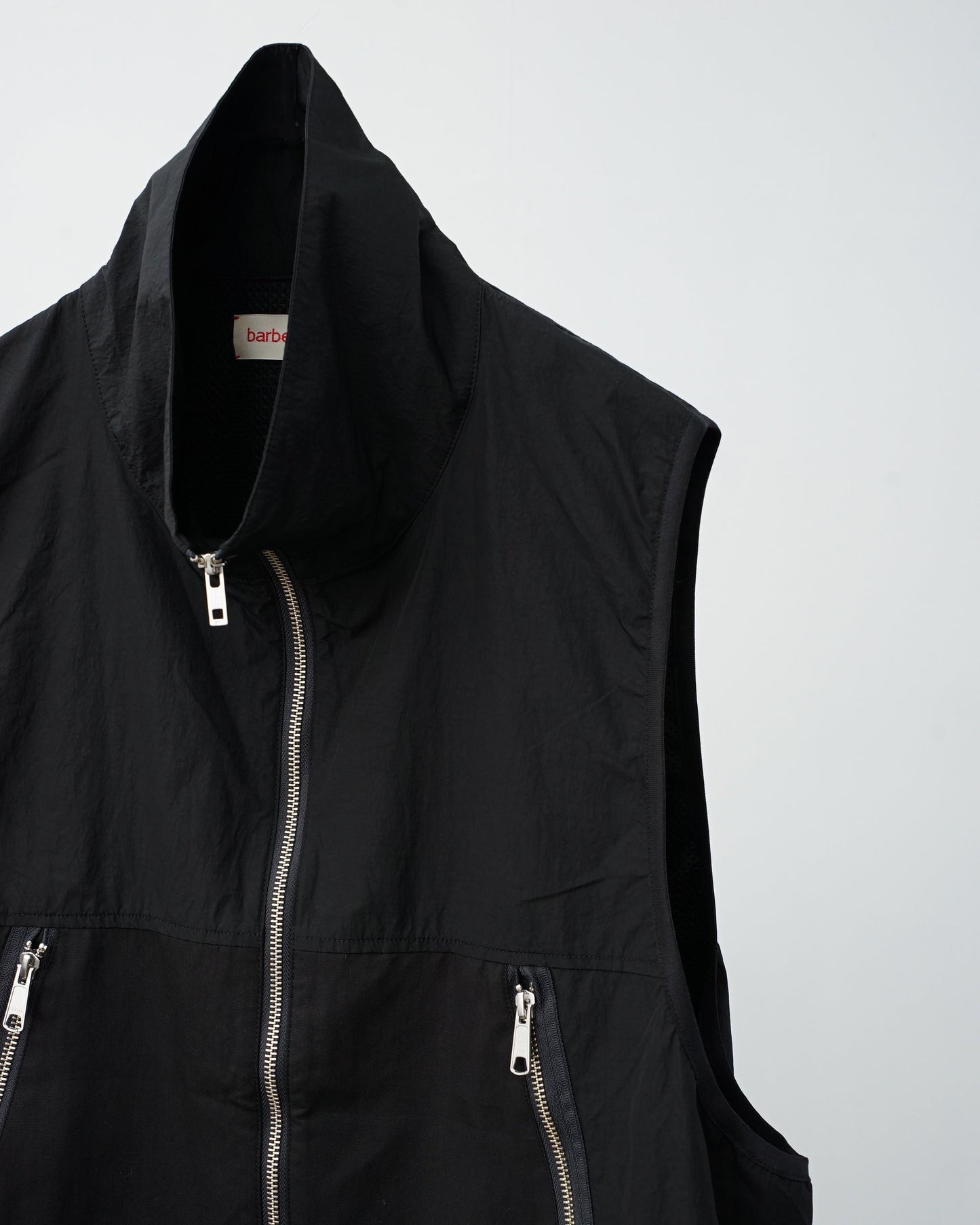 barbell object　バーベルオブジェクト　un vest　ベスト　正面　襟の部分　black
