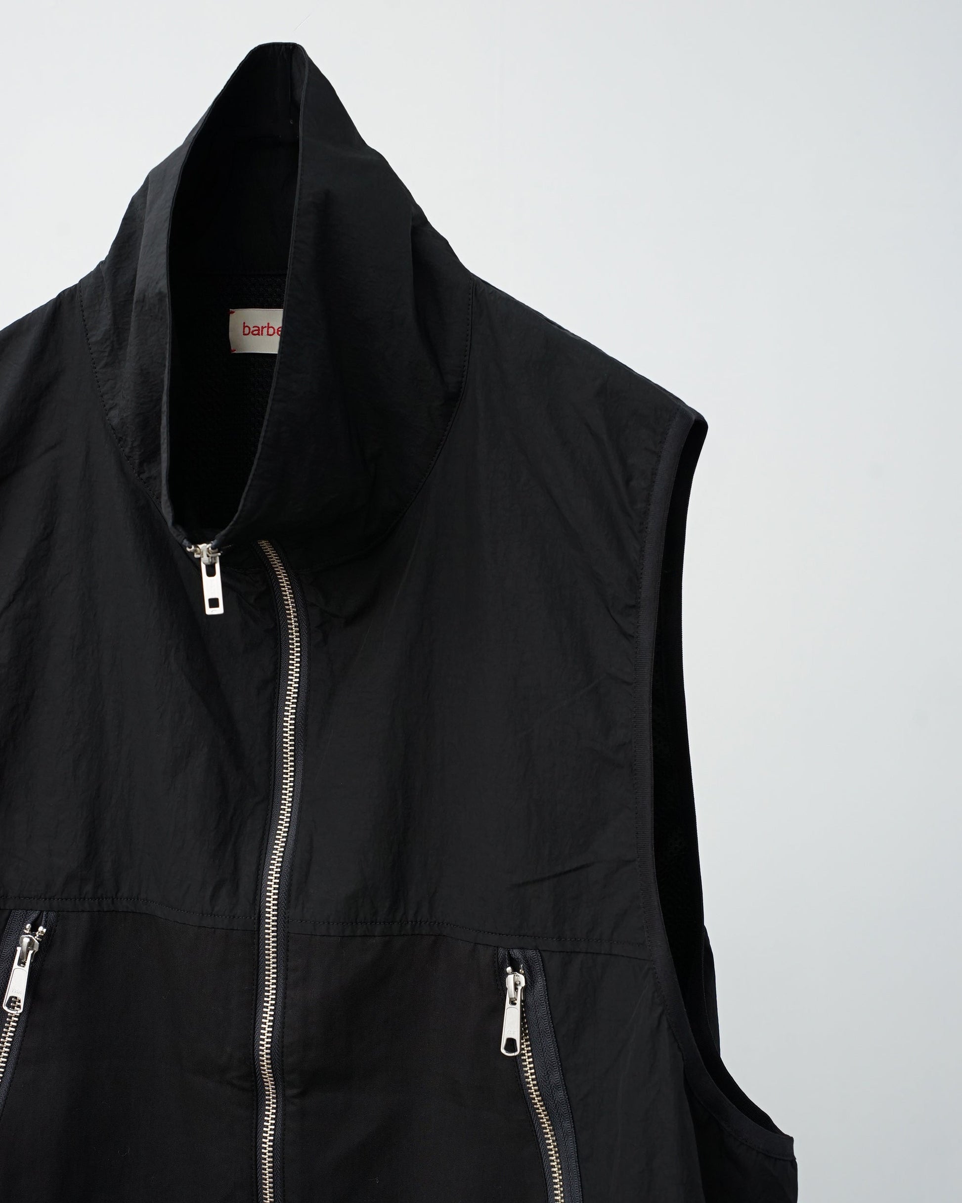 barbell object　バーベルオブジェクト　un vest　ベスト　正面　襟の部分　black