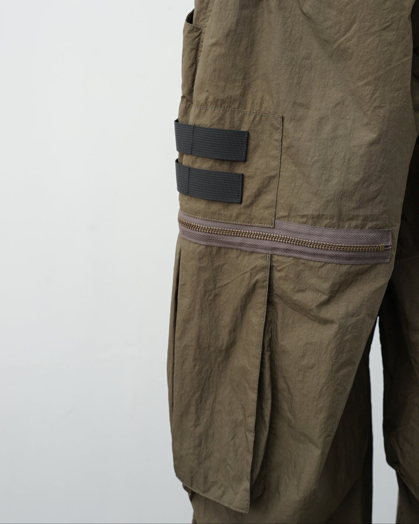 barbell object  バーベルオブジェクト　un sl pt　サルエルパンツ　ミリタリーパンツ　khaki 
ポケット　ファスナー部分