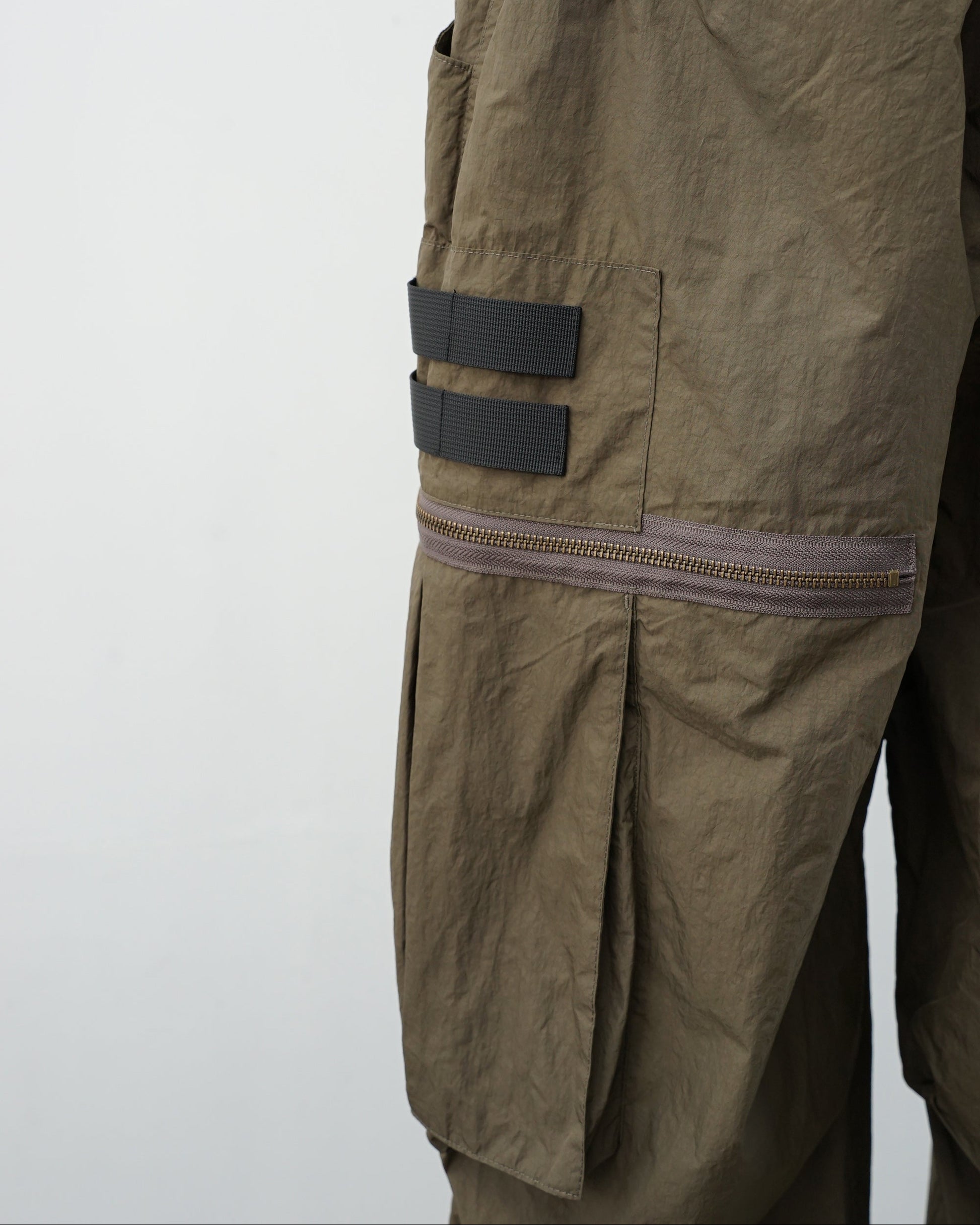 barbell object  バーベルオブジェクト　un sl pt　サルエルパンツ　ミリタリーパンツ　khaki 
ポケット　ファスナー部分