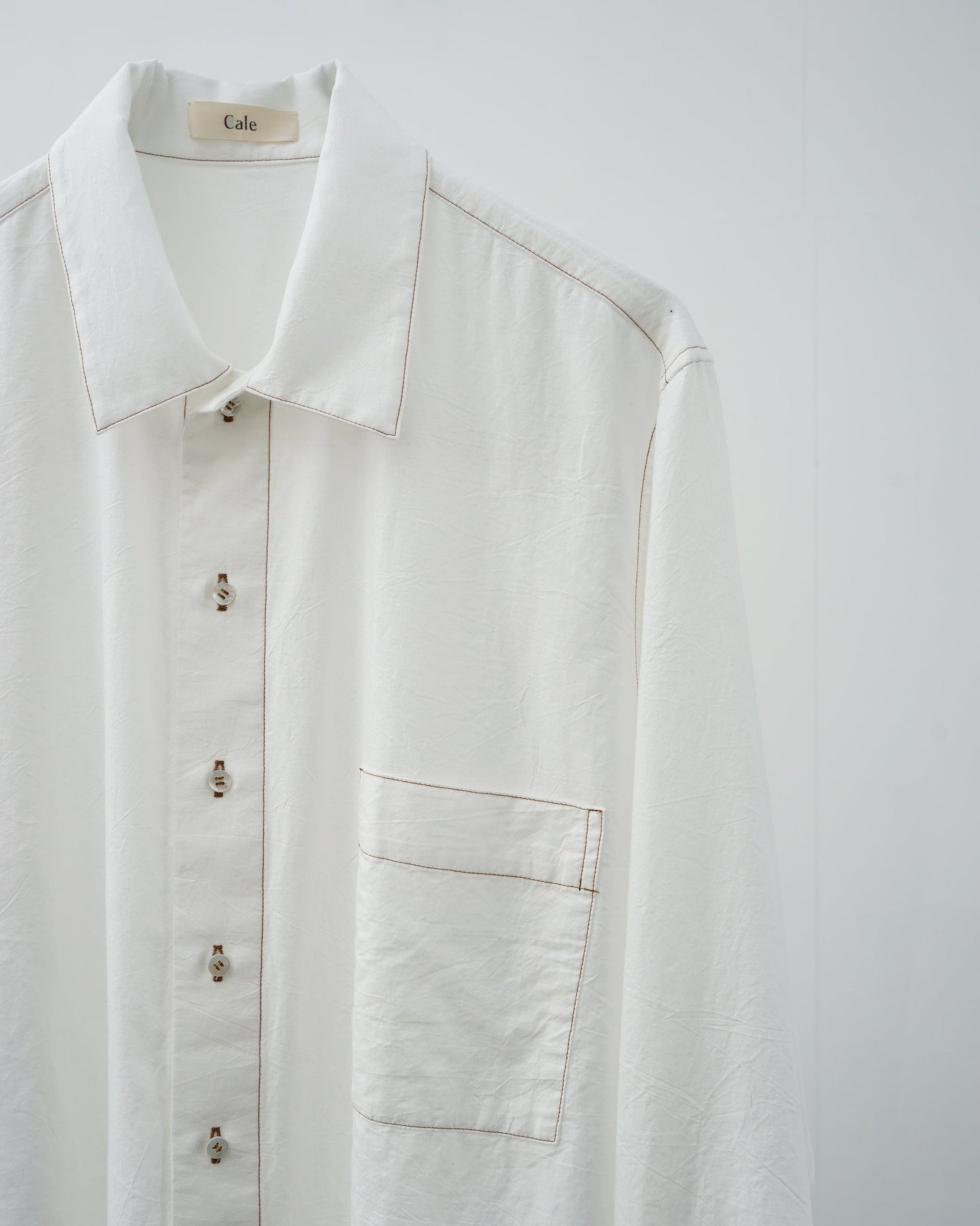 Cale カル KHADI COTTON GARMENT DYED SHIRT カディコットン　シャツ　ホワイト　フロントポケット　ボタン　襟部分　デザイン