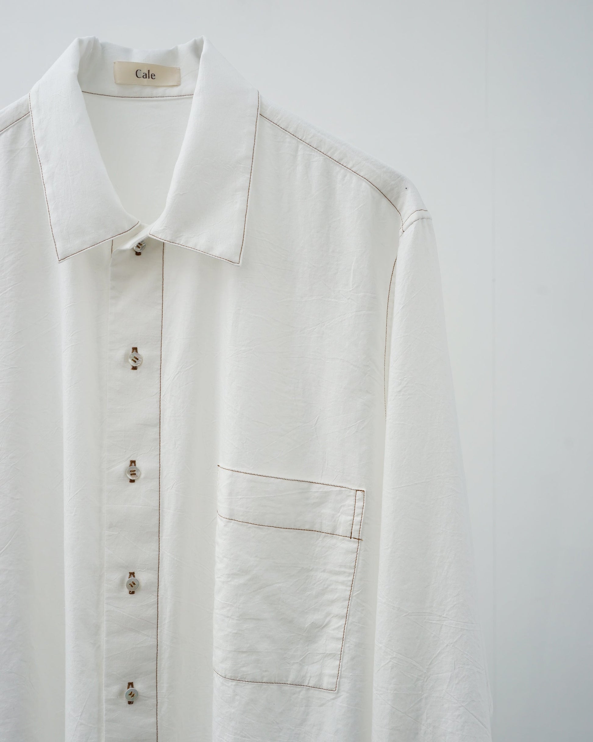 Cale カル KHADI COTTON GARMENT DYED SHIRT カディコットン　シャツ　ホワイト　フロントポケット　ボタン　襟部分　デザイン