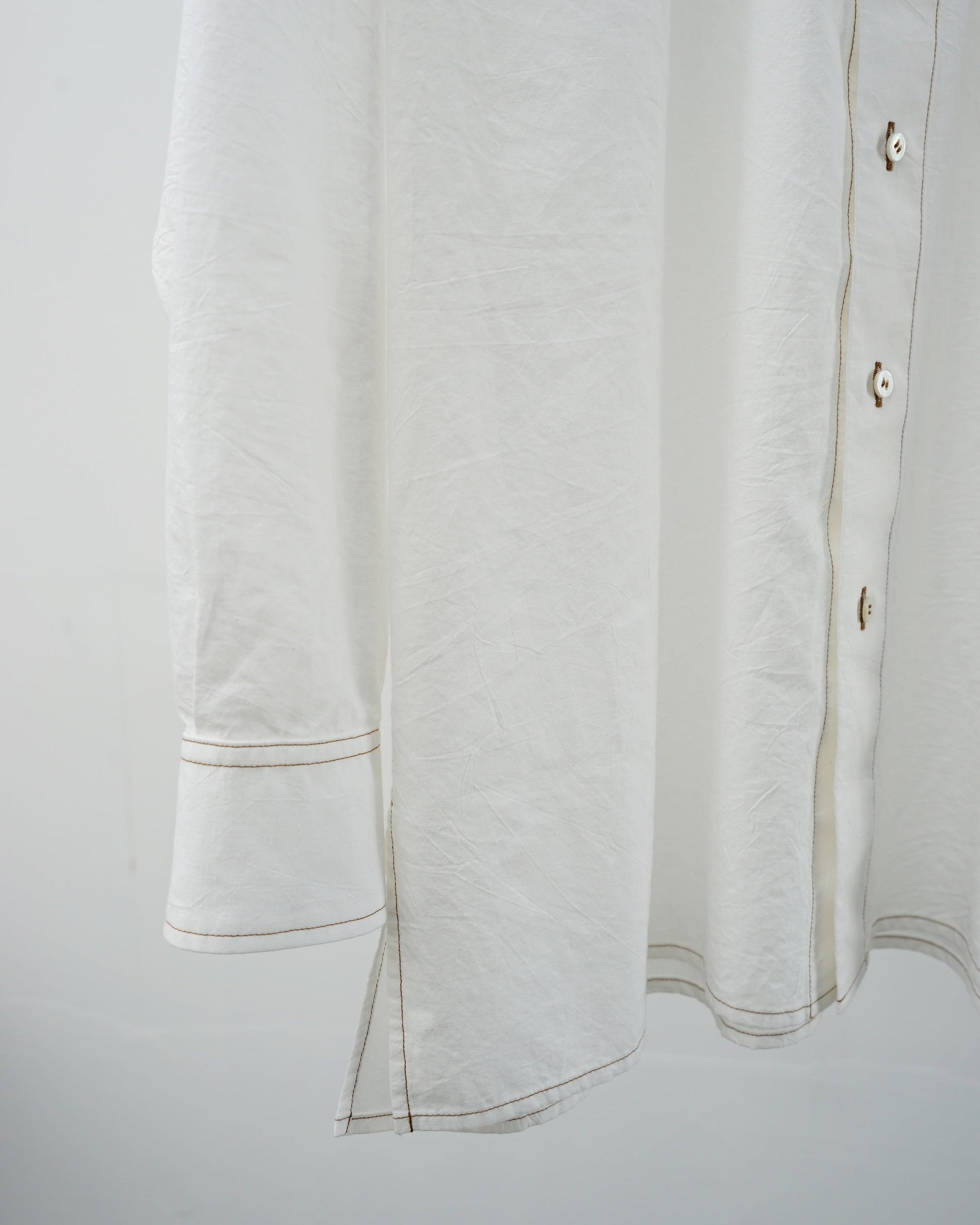 Cale カル KHADI COTTON GARMENT DYED SHIRT カディコットン　シャツ　ホワイト　袖　カフス　スリット　ディテール