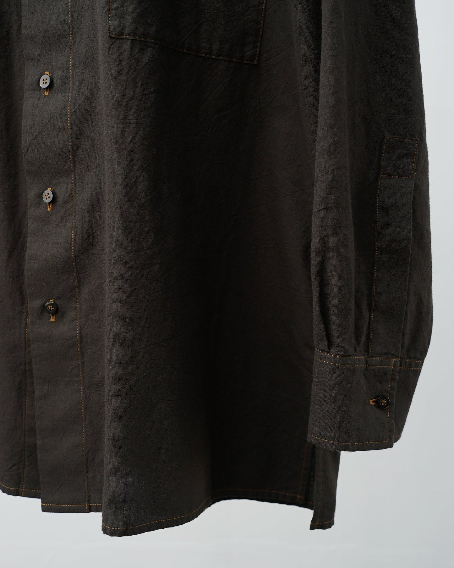 Cale カル KHADI COTTON GARMENT DYED SHIRT  シャツ　スミクロ　カフス部分　ボタン　ディテール
