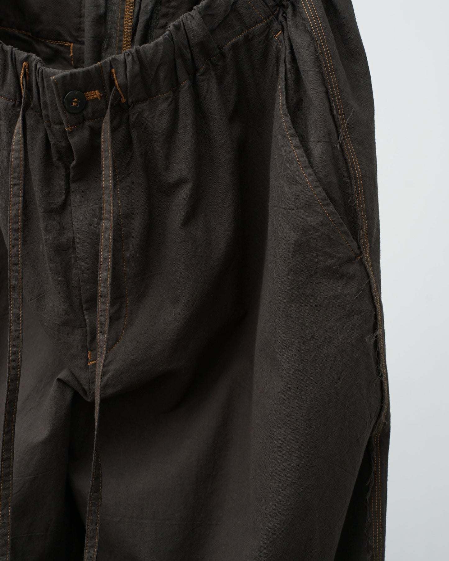 Cale　カル　KHADI COTTON GARMENT DYED EASY PANTS　カディコットン　パンツ　スミクロ　ウエスト部分　ドローコード　ボタン　ディテール
