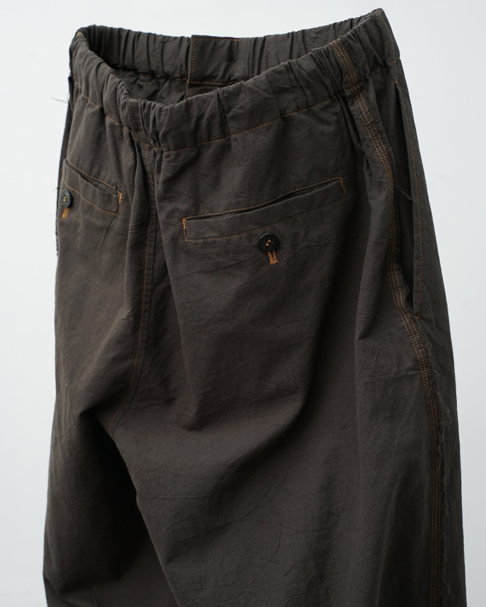 Cale　カル　KHADI COTTON GARMENT DYED EASY PANTS　カディコットン　パンツ　スミクロ　バックポケット　デザイン