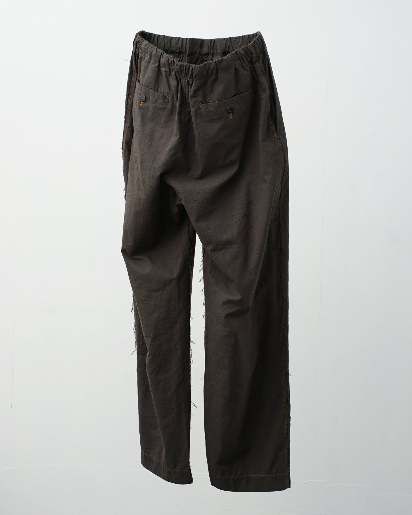 Cale　カル　KHADI COTTON GARMENT DYED EASY PANTS　カディコットン　パンツ　スミクロ　背面　シルエット