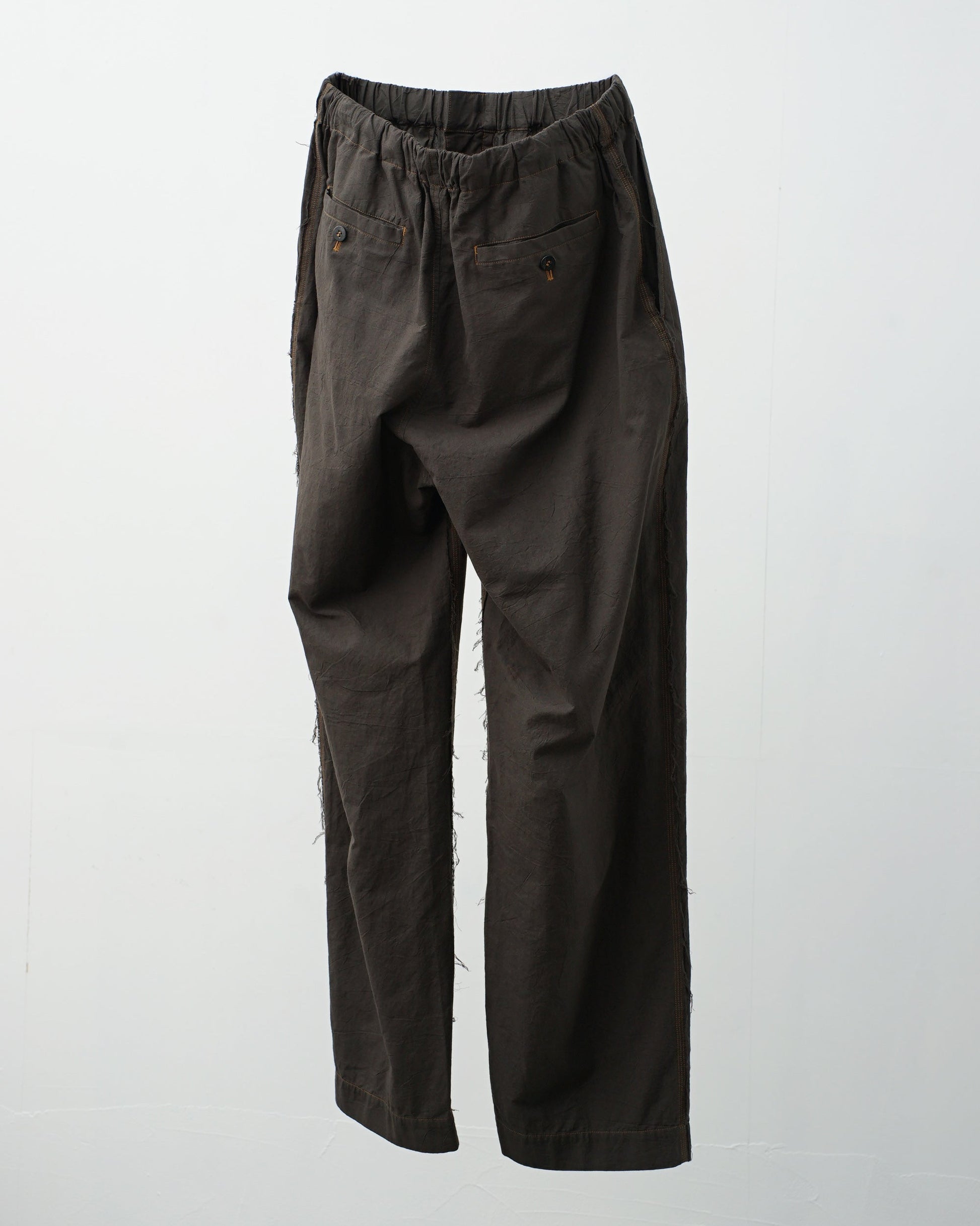 Cale　カル　KHADI COTTON GARMENT DYED EASY PANTS　カディコットン　パンツ　スミクロ　背面　シルエット