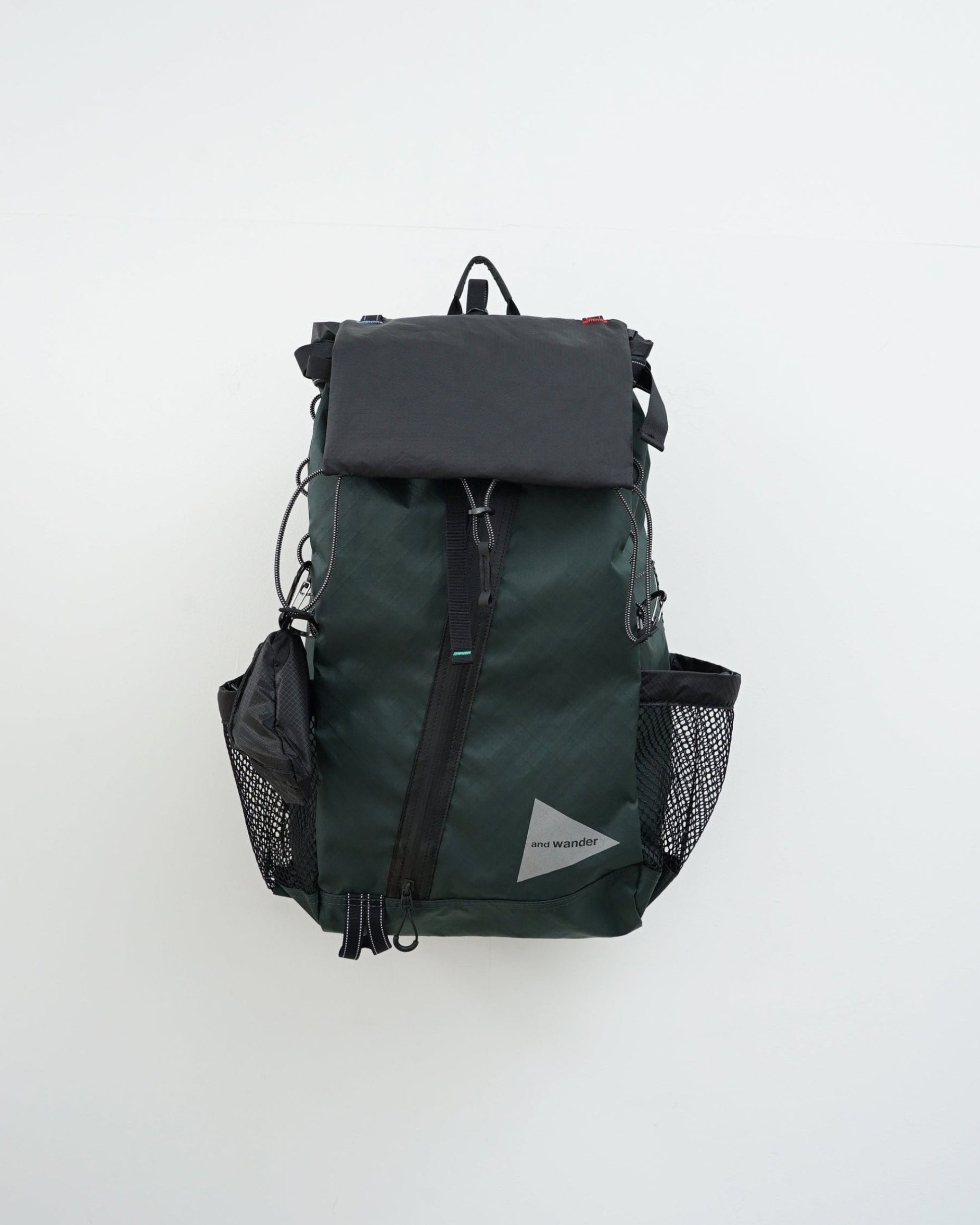 and wander　アンドワンダー　 ECOPAK 30L backpack 　バックパック　ダークグリーン　正面