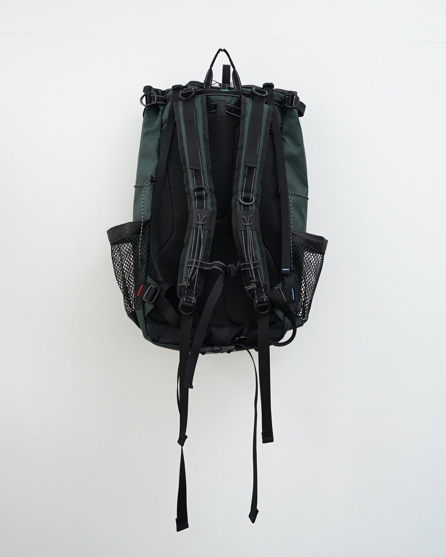 and wander　アンドワンダー　 ECOPAK 30L backpack 　バックパック　ダークグリーン　背面