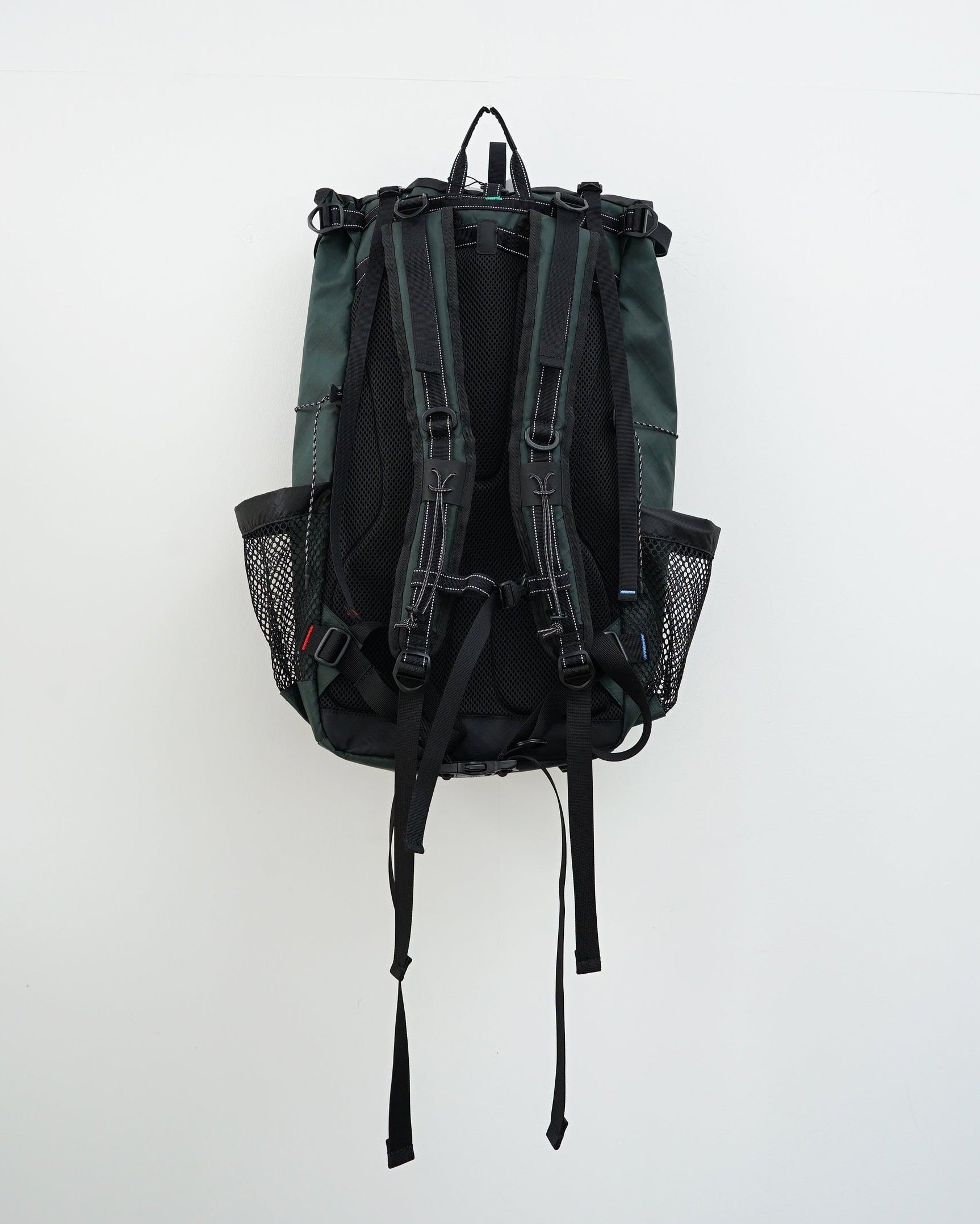 and wander　アンドワンダー　 ECOPAK 30L backpack 　バックパック　ダークグリーン　背面