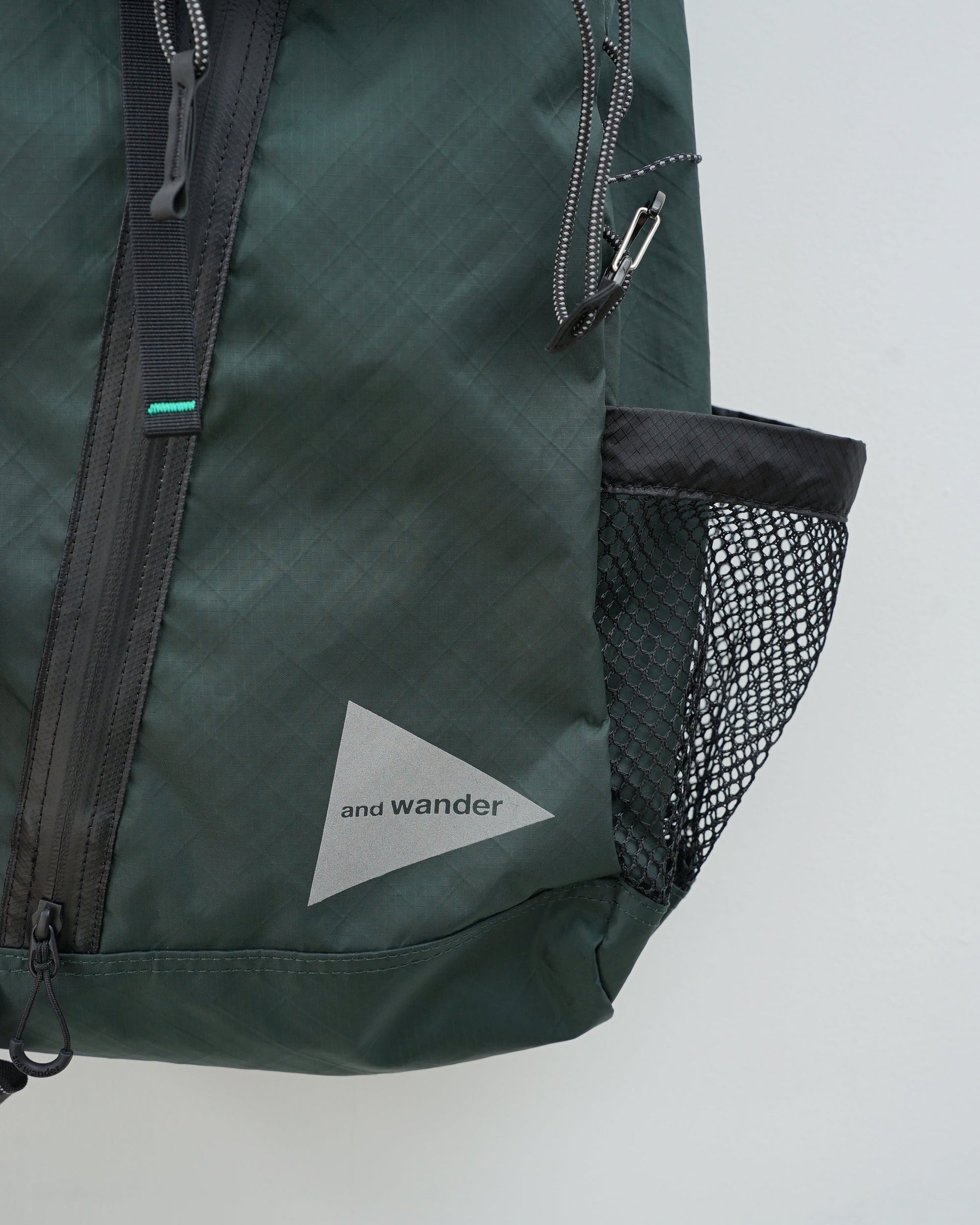 and wander　アンドワンダー　 ECOPAK 30L backpack 　バックパック　ダークグリーン　サイドポケット　ロゴ部分