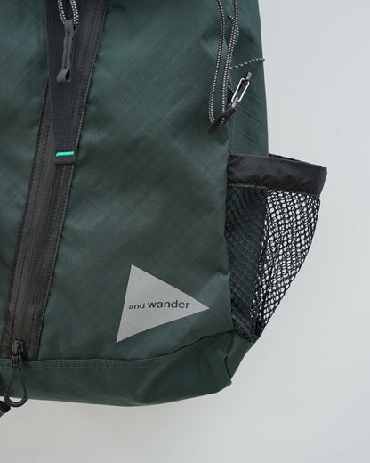 and wander　アンドワンダー　 ECOPAK 30L backpack 　バックパック　ダークグリーン　サイドポケット　ロゴ部分