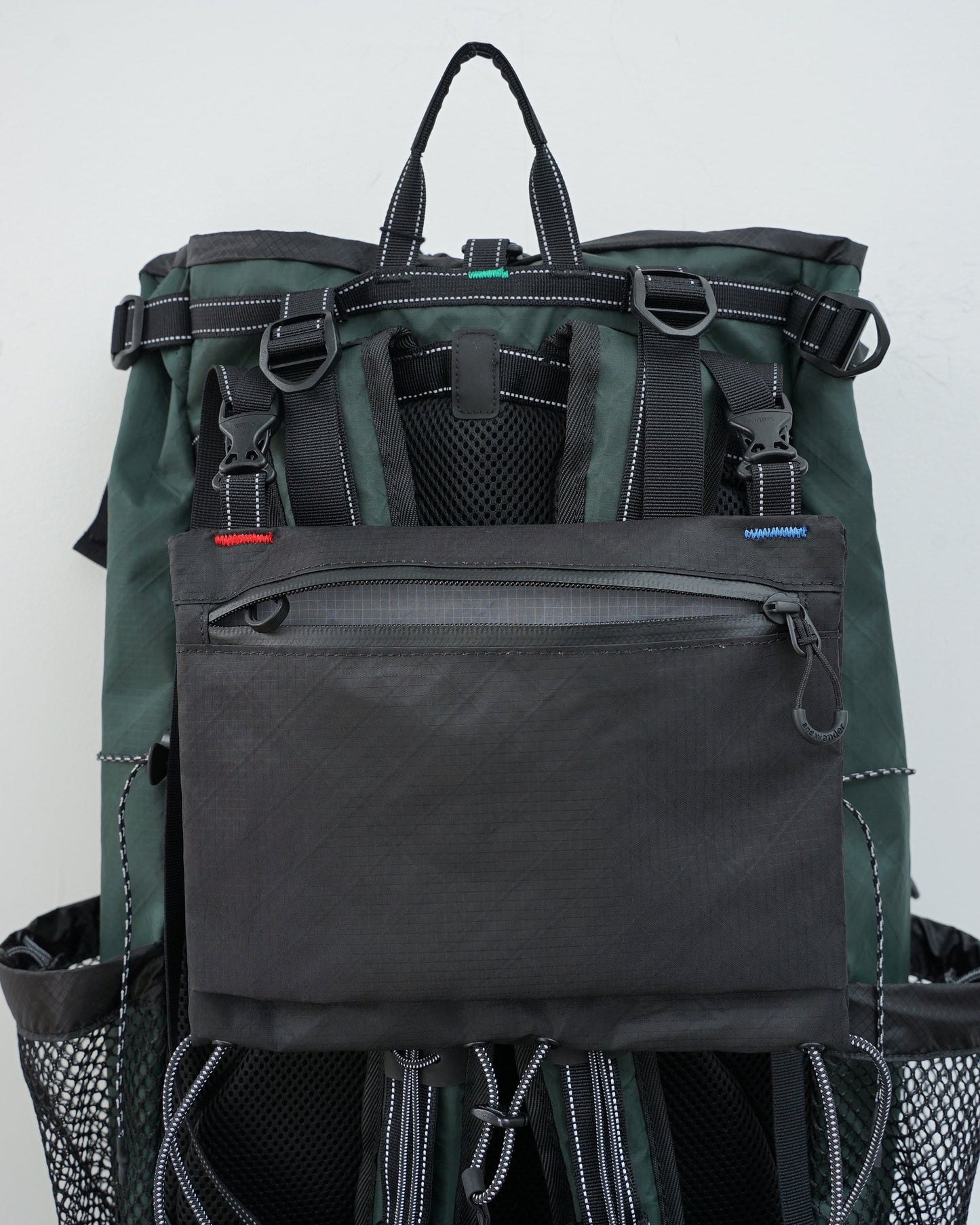 and wander　アンドワンダー　 ECOPAK 30L backpack 　バックパック　ダークグリーン　マップバック　ファスナーを開けた状態