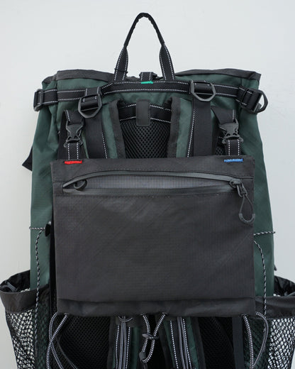 and wander　アンドワンダー　 ECOPAK 30L backpack 　バックパック　ダークグリーン　マップバック　ファスナーを開けた状態