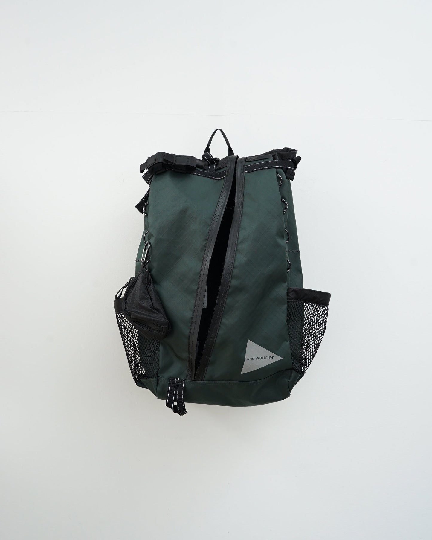 and wander　アンドワンダー　 ECOPAK 30L backpack 　バックパック　ダークグリーン　フロントファスナーを開けた状態