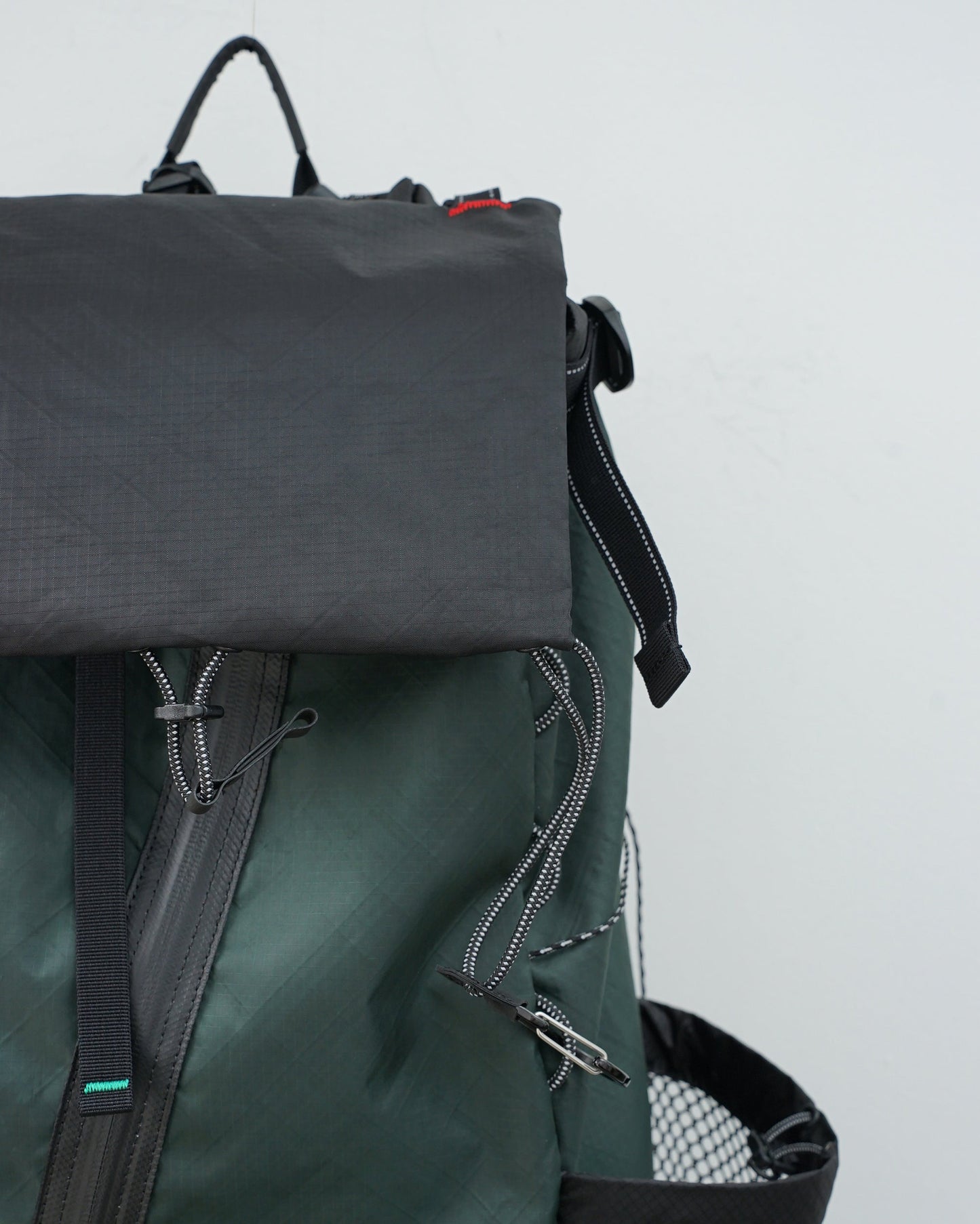 and wander　アンドワンダー　 ECOPAK 30L backpack 　バックパック　ダークグリーン　雨蓋部分