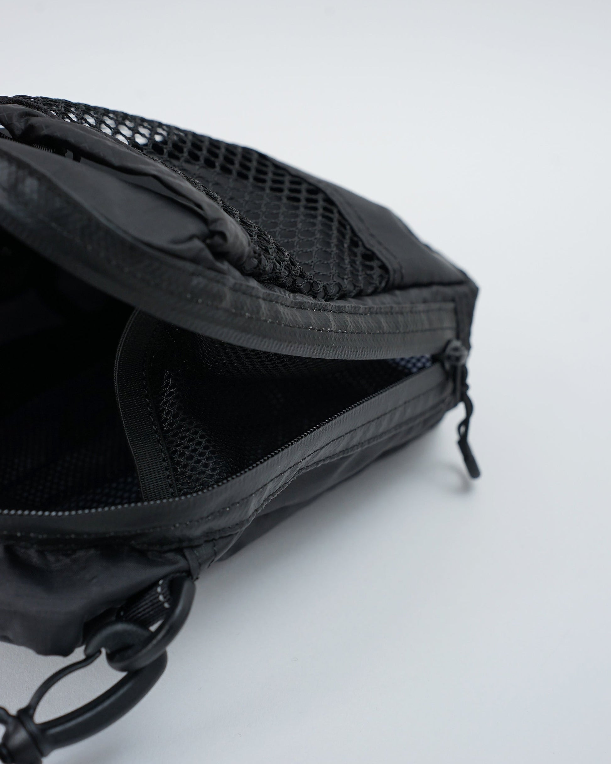 and wander  アンドワンダー　ECOPAK sholder pouch　ショルダーポーチ　バック　ブラック　ファスナーを開けた状態