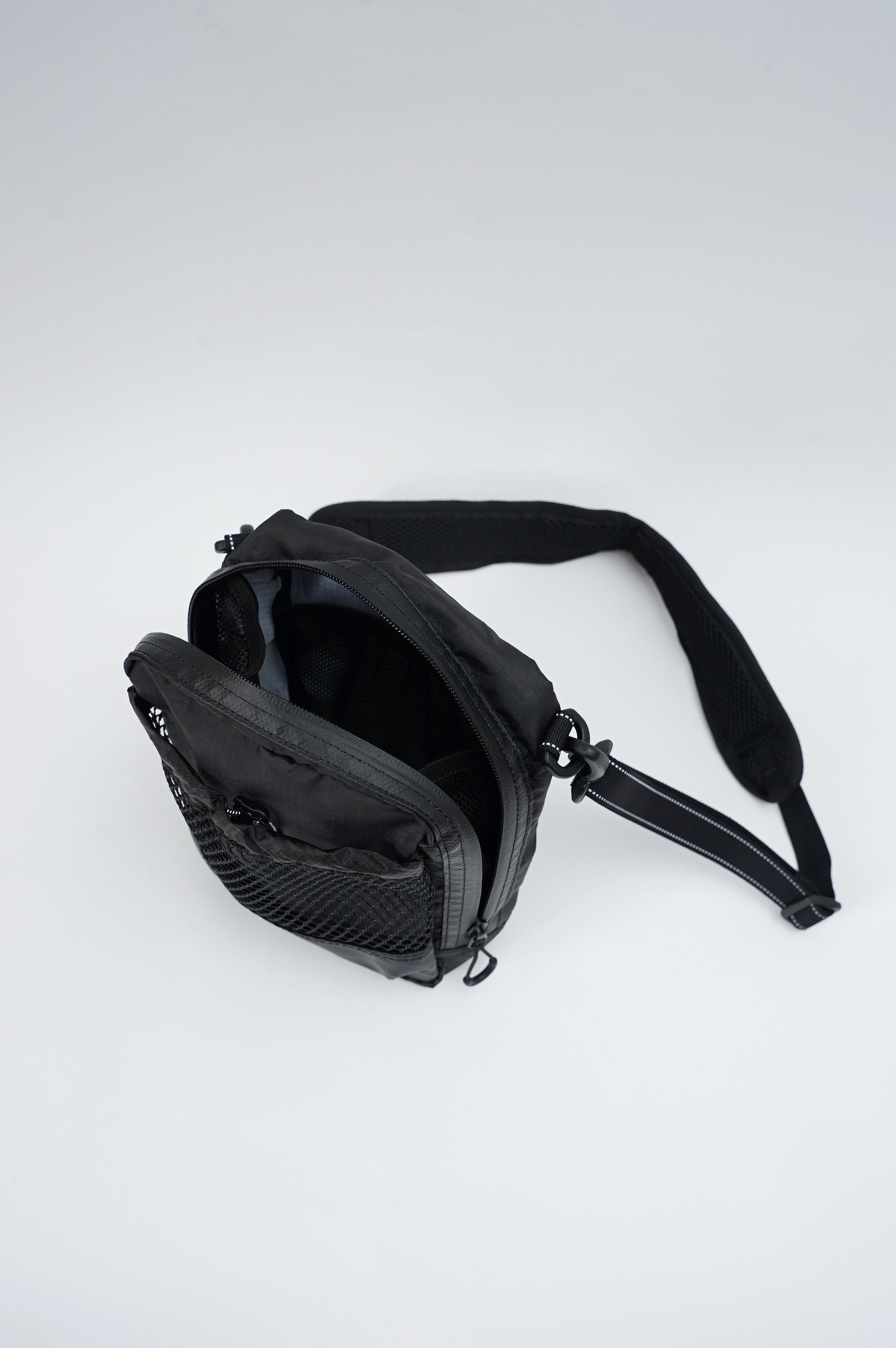 and wander  アンドワンダー　ECOPAK sholder pouch　ショルダーポーチ　バック　ブラック　ファスナーを開けて上から見た状態