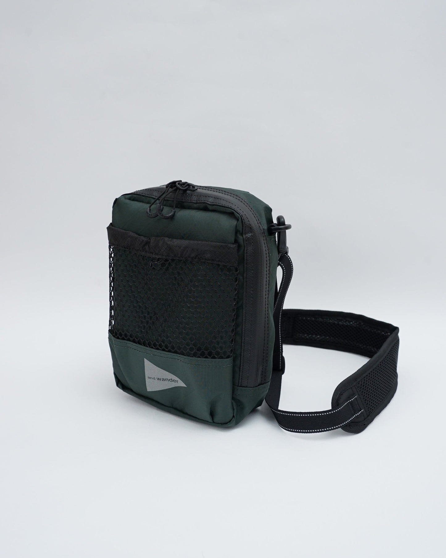 and wander　アンドワンダー　ECOPAK sholder pouch　ショルダーポーチ　バック　ダークグリーン　フロントポケット　メッシュ　タグ