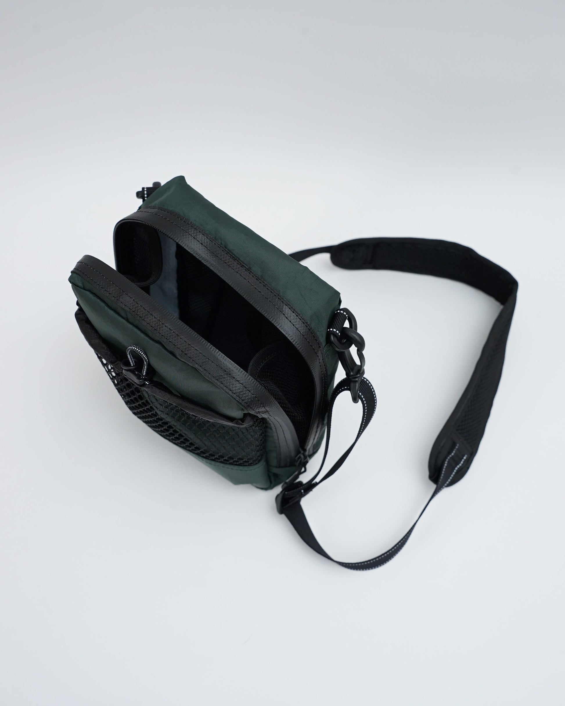and wander　アンドワンダー　ECOPAK sholder pouch　ショルダーポーチ　バック　ダークグリーン　ファスナーを開いて上から見た状態