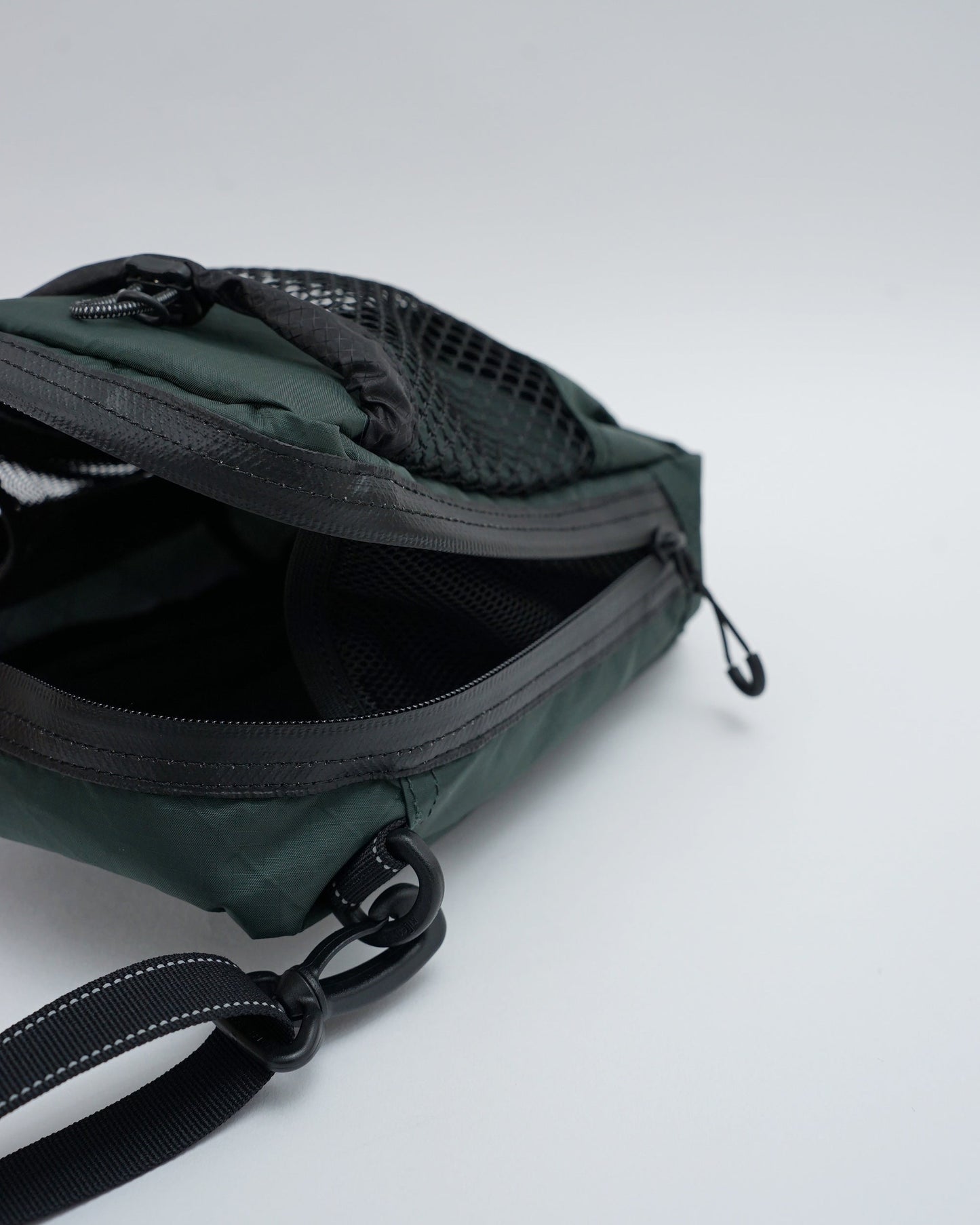and wander　アンドワンダー　ECOPAK sholder pouch　ショルダーポーチ　バック　ダークグリーン　ファスナーを開いた状態