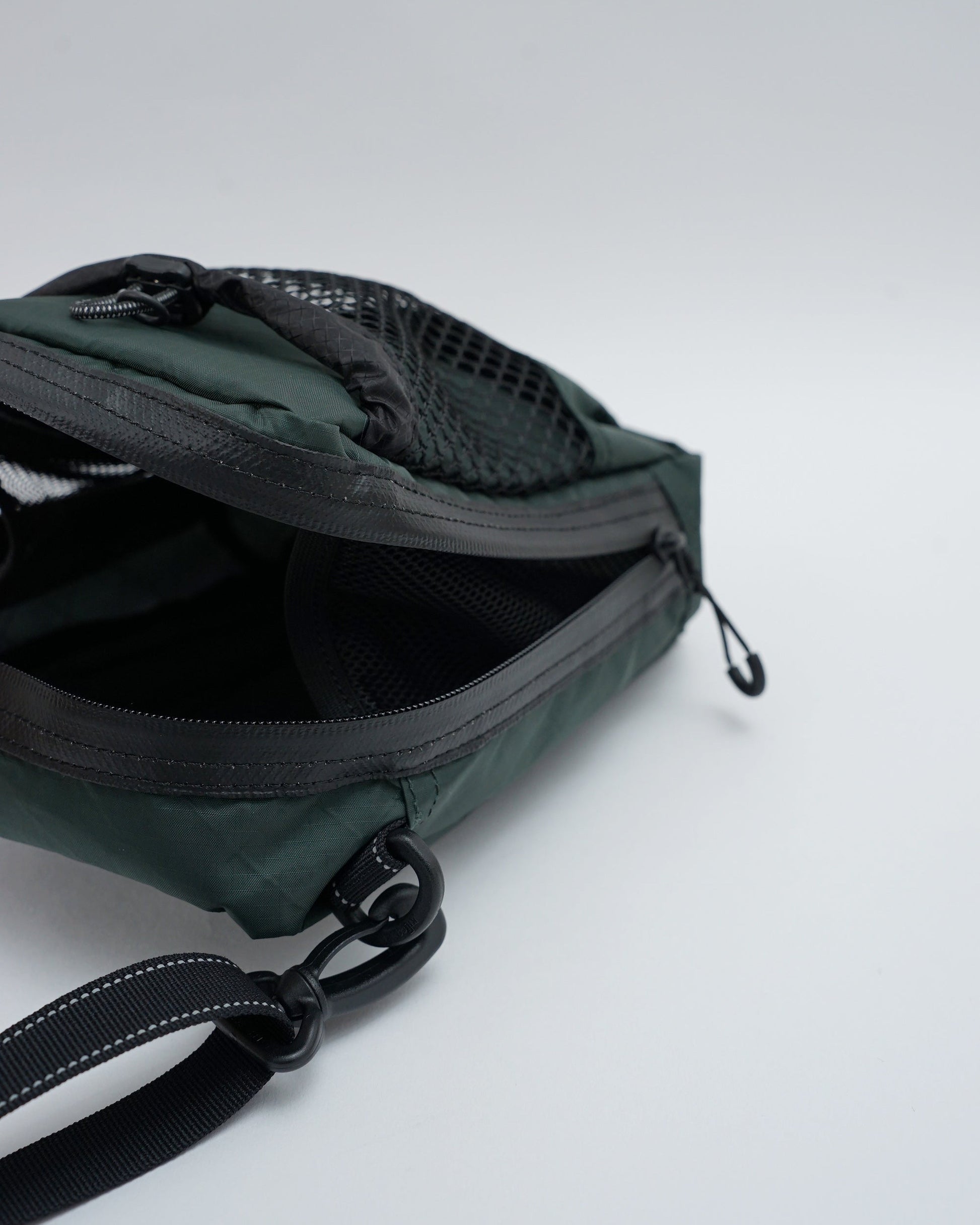 and wander　アンドワンダー　ECOPAK sholder pouch　ショルダーポーチ　バック　ダークグリーン　ファスナーを開いた状態