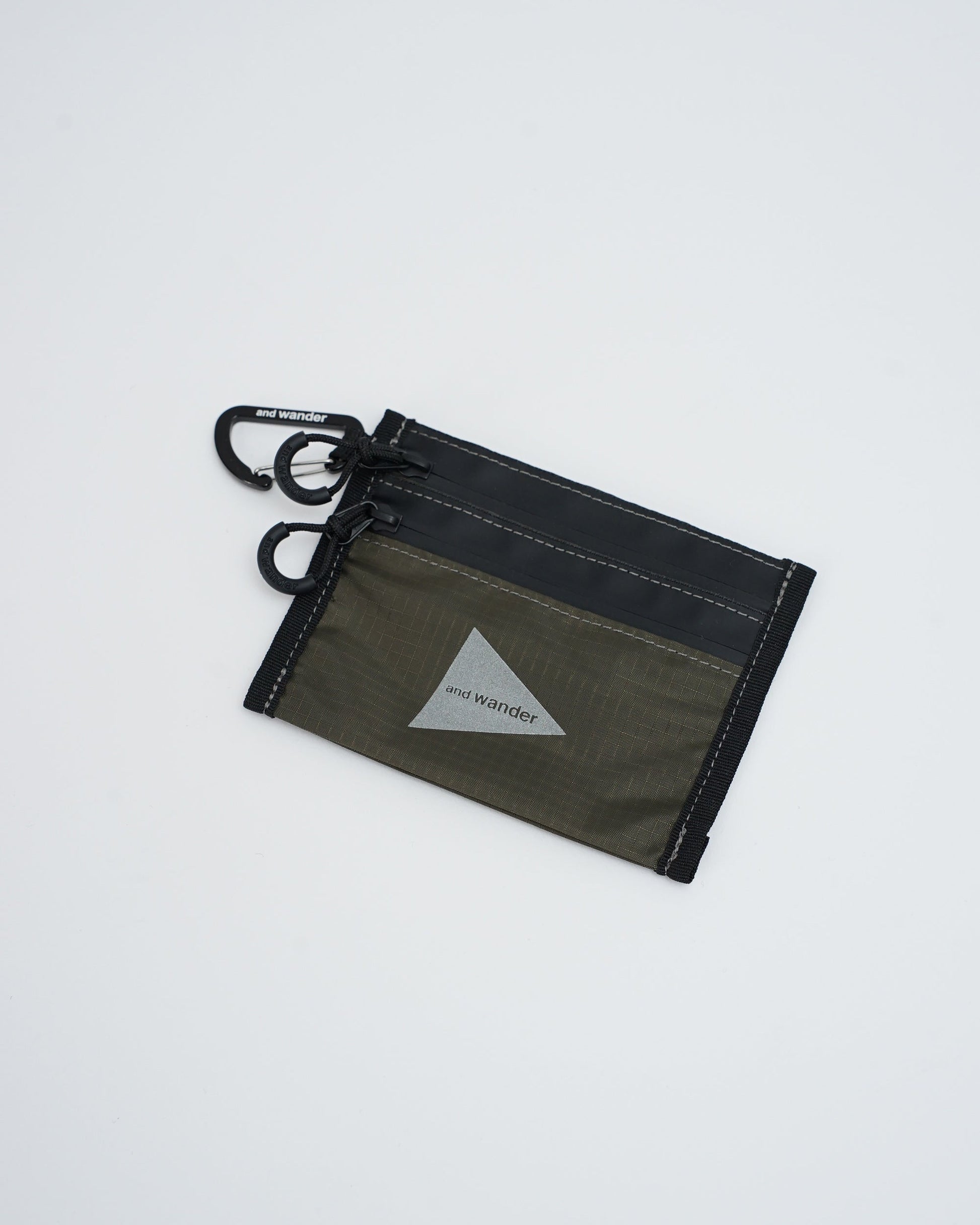 and wander　アンドワンダー　crispy rip mini twin pouch　ポーチ　ミニウォレット　カーキ　正面　