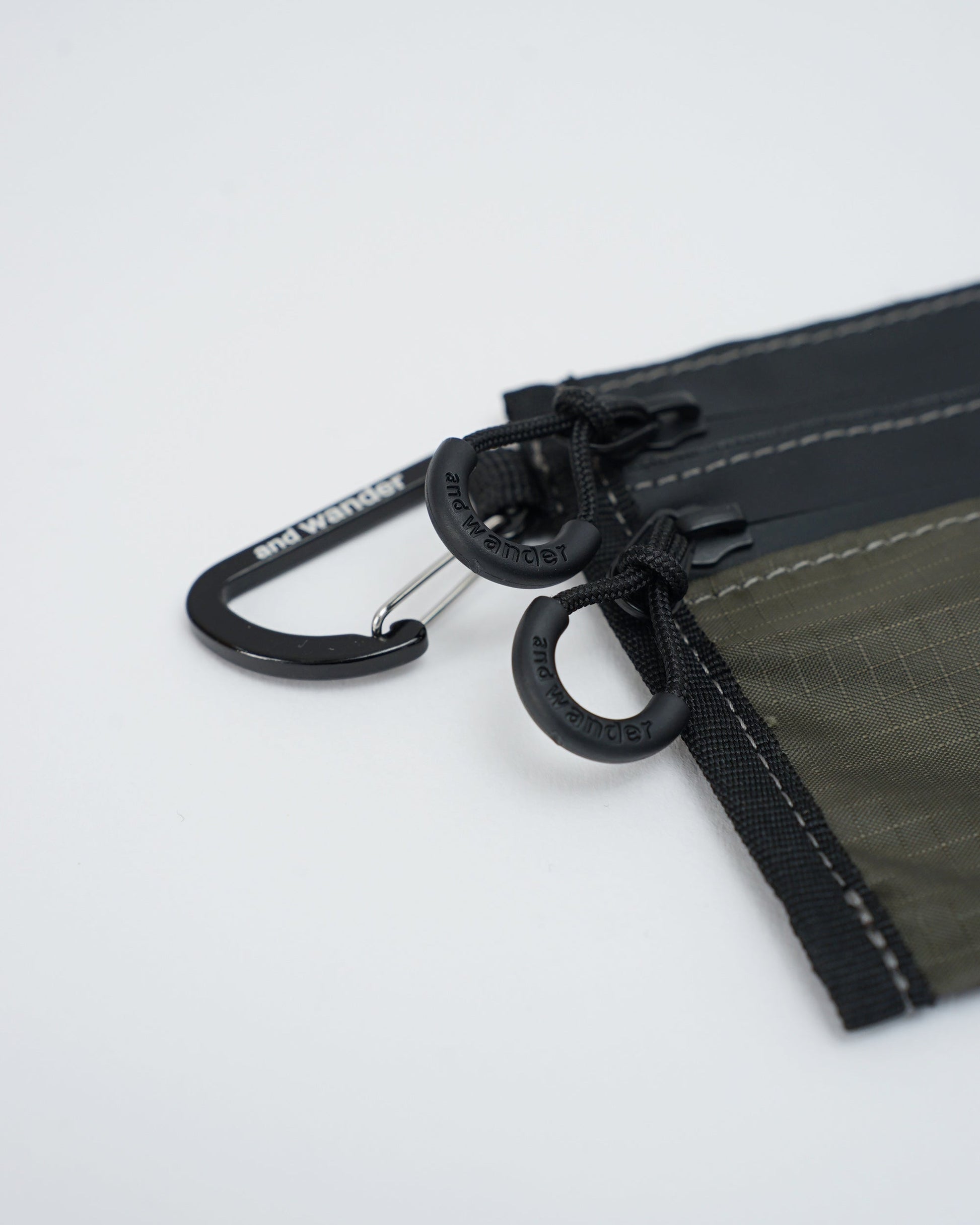 and wander　アンドワンダー　crispy rip mini twin pouch　ポーチ　ミニウォレット　カーキ　パーツ部分
