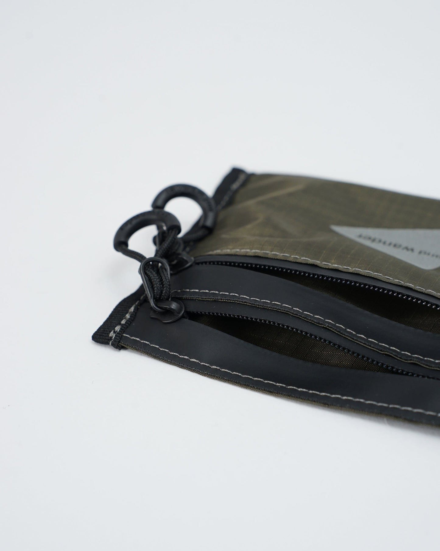 and wander　アンドワンダー　crispy rip mini twin pouch　ポーチ　ミニウォレット　カーキ　ファスナーを開けた状態　パーツ