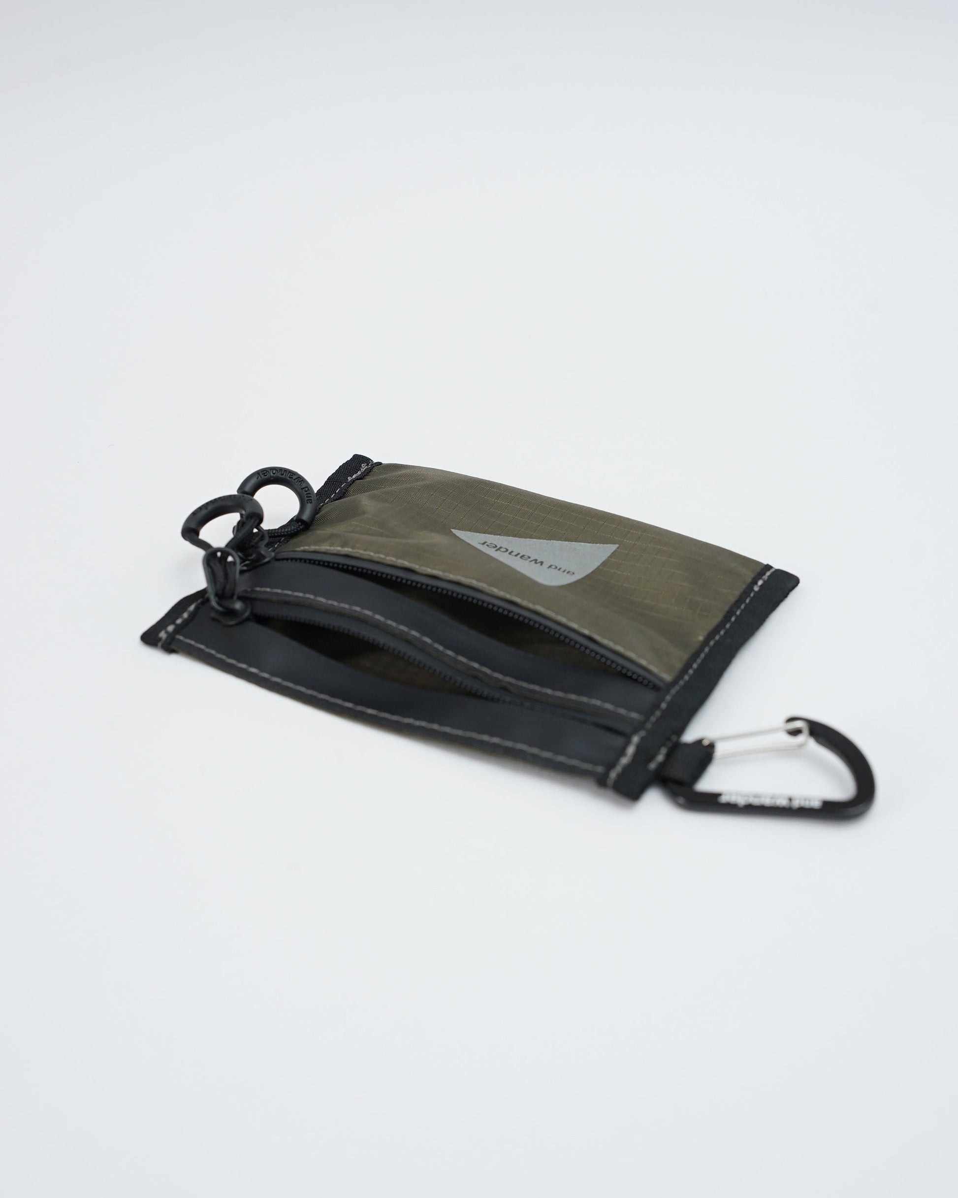 and wander　アンドワンダー　crispy rip mini twin pouch　ポーチ　ミニウォレット　カーキ　ファスナーを開けた状態