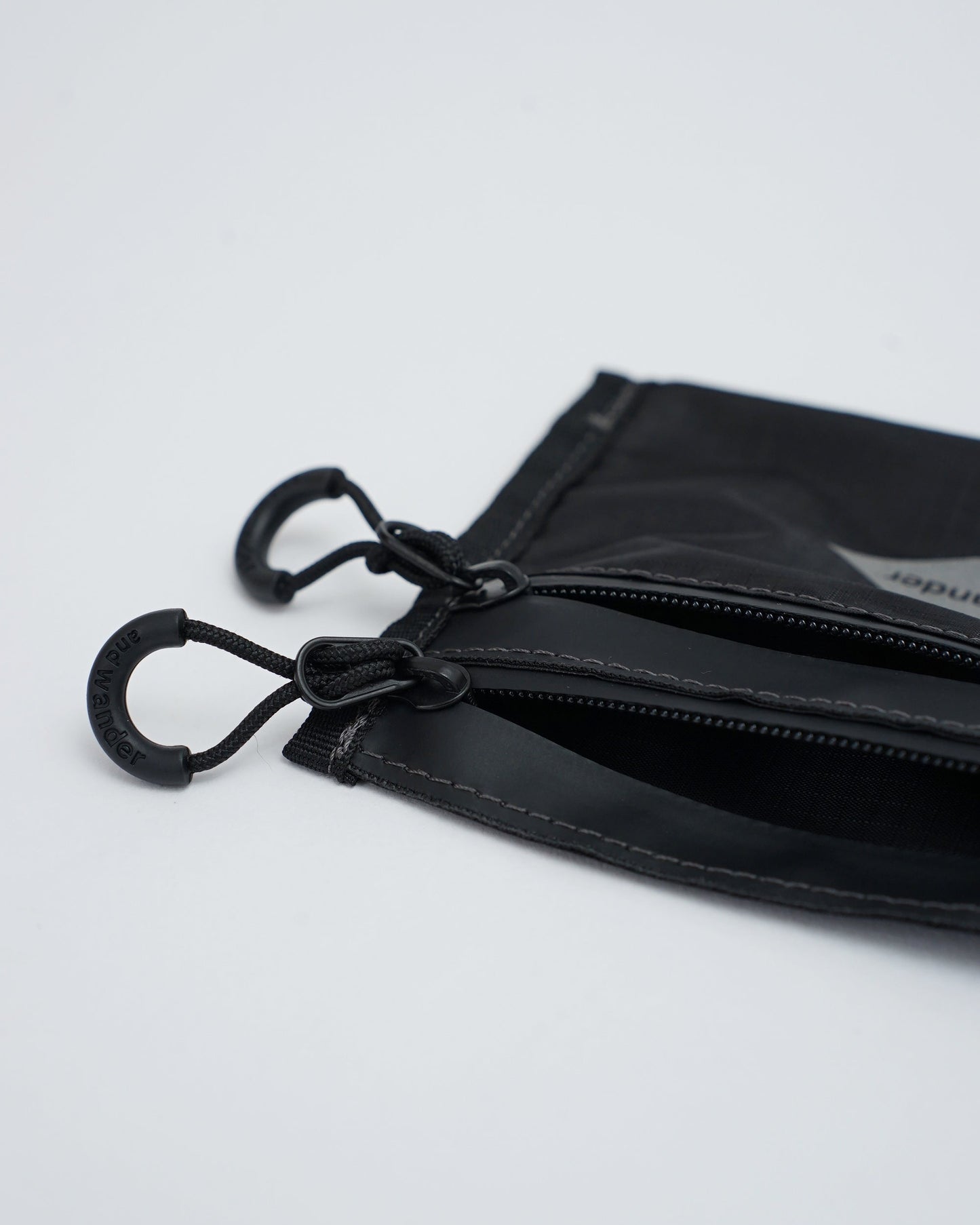 and wander アンドワンダー　crispy rip mini twin pouch　ミニポーチ　ブラック　ファスナーを開けた状態