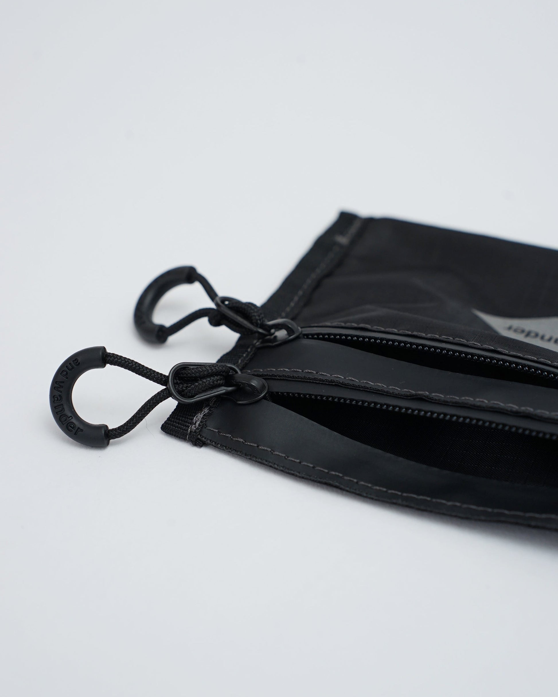 and wander アンドワンダー　crispy rip mini twin pouch　ミニポーチ　ブラック　ファスナーを開けた状態